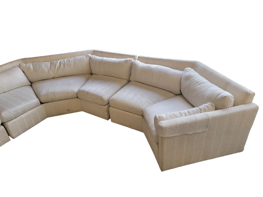 Sechseckiges geschwungenes Sechseckiges Sofa im Stil von Milo Baughman im Mid-Century Modern-Stil von Drexel im Zustand „Gut“ im Angebot in Chicago, IL