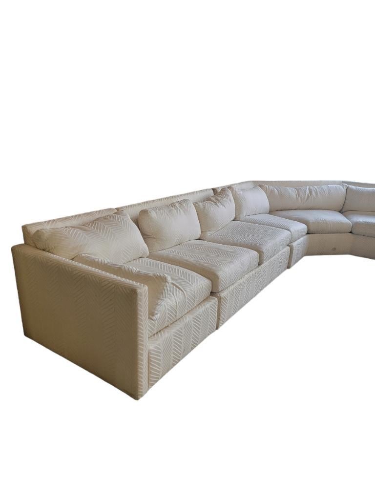 Sechseckiges geschwungenes Sechseckiges Sofa im Stil von Milo Baughman im Mid-Century Modern-Stil von Drexel (Stoff) im Angebot