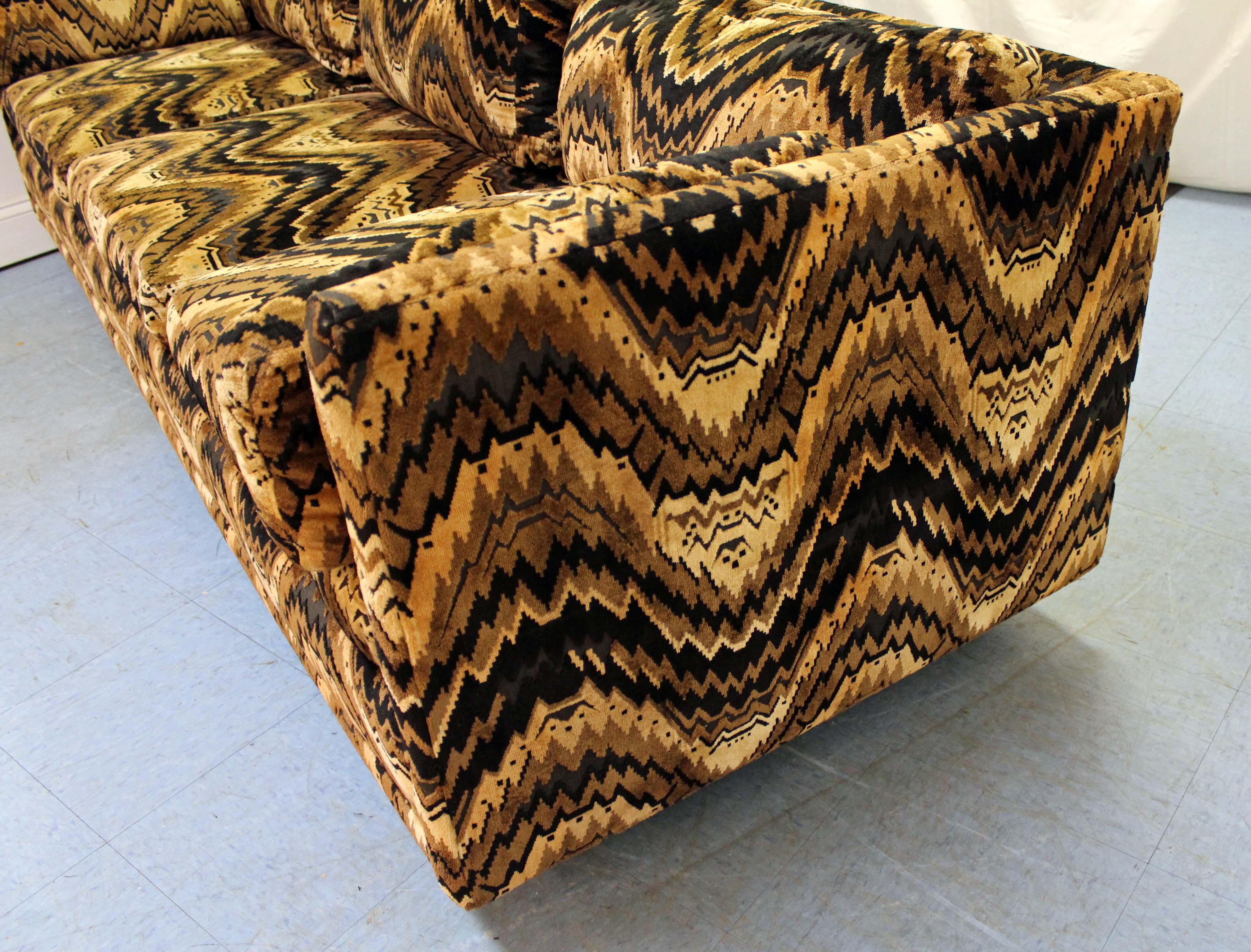 Mid-Century Modern Milo Baughman Style Selig Sofa In Good Condition In Wilmington, DE