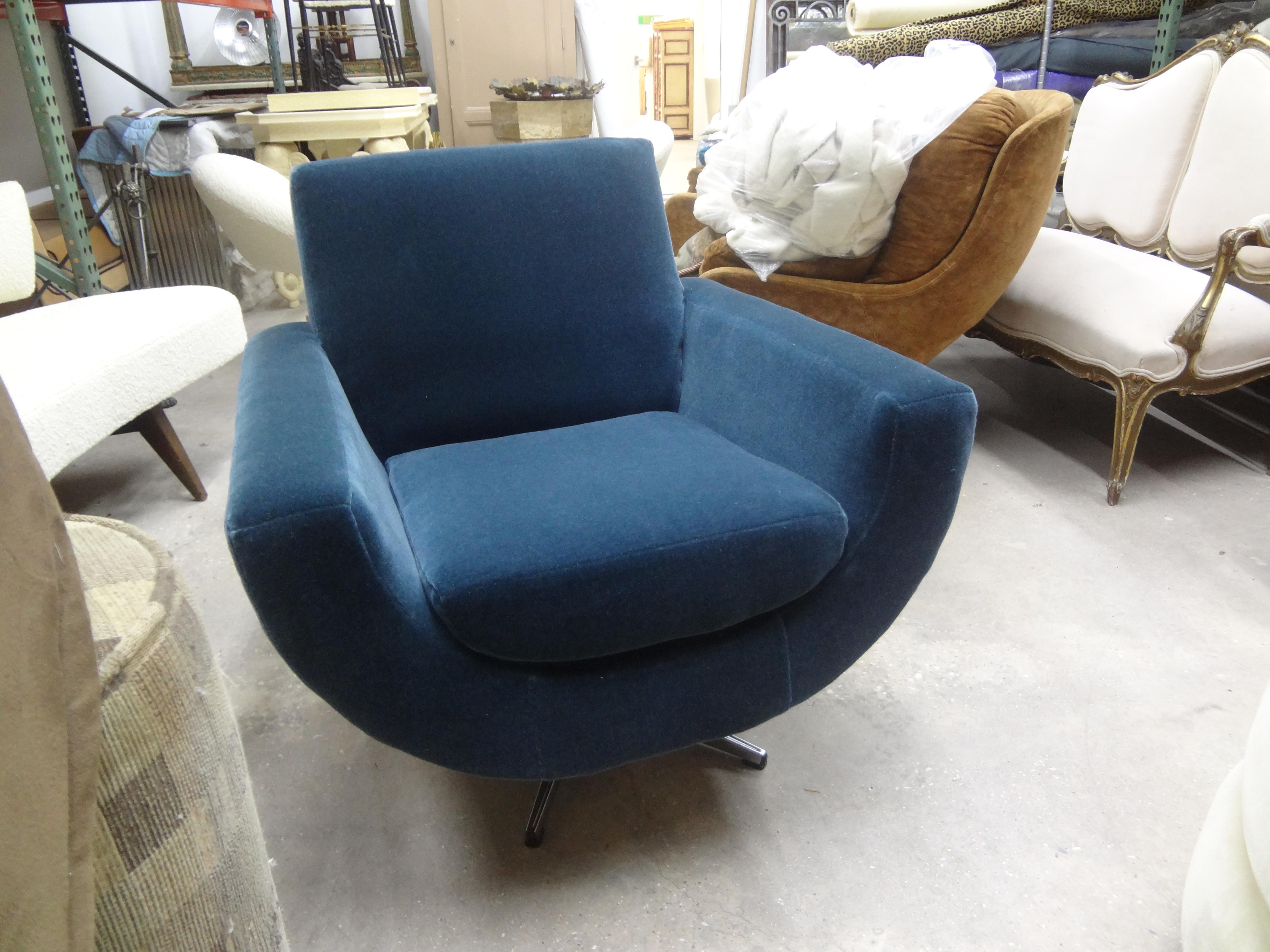 North American Mid-Century Modern Milo Baughman Style Swivel Chair For Sale