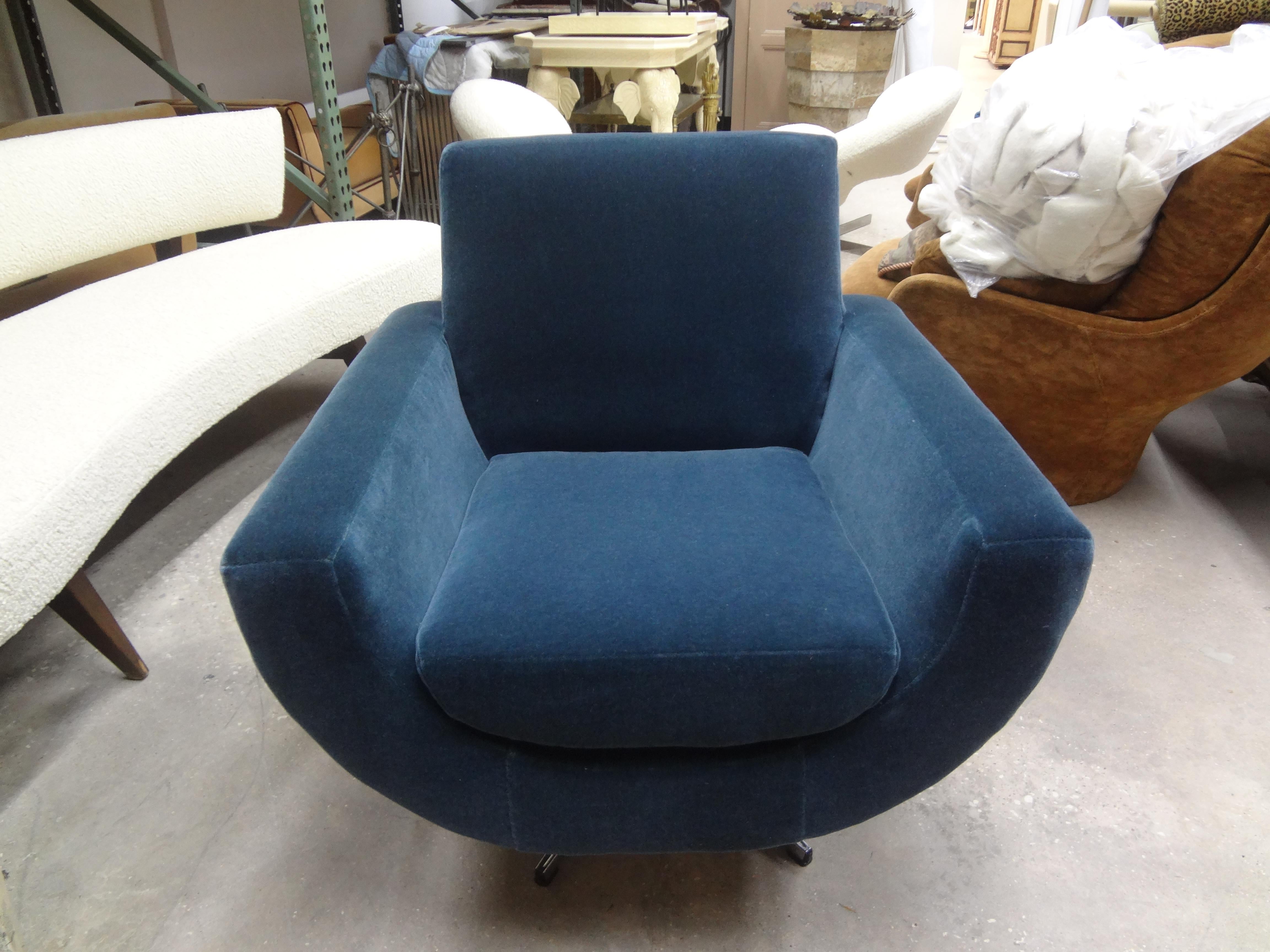 Mid-Century Modern Milo Baughman Style Swivel Chair In Good Condition For Sale In Houston, TX