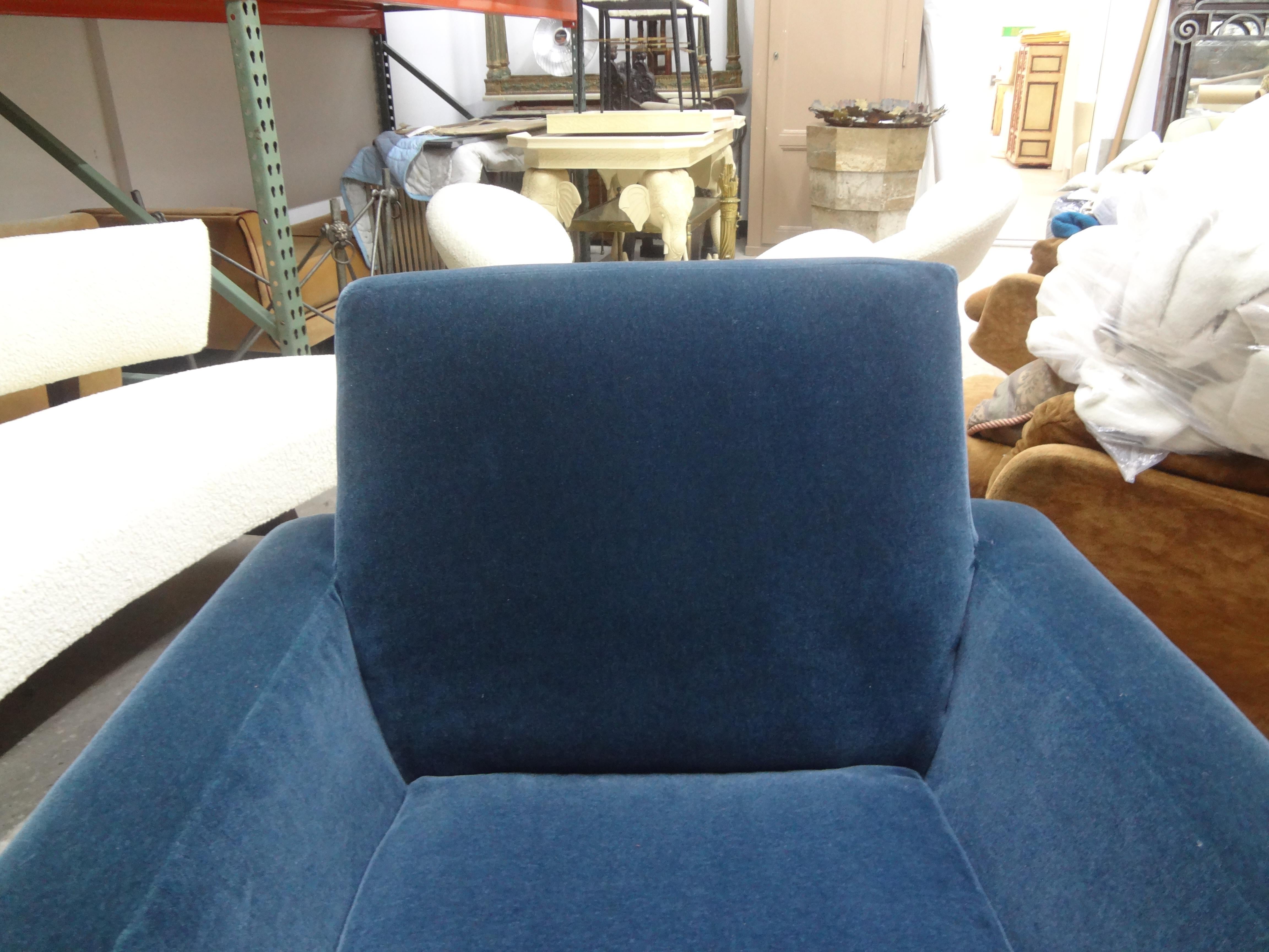 Late 20th Century Mid-Century Modern Milo Baughman Style Swivel Chair For Sale