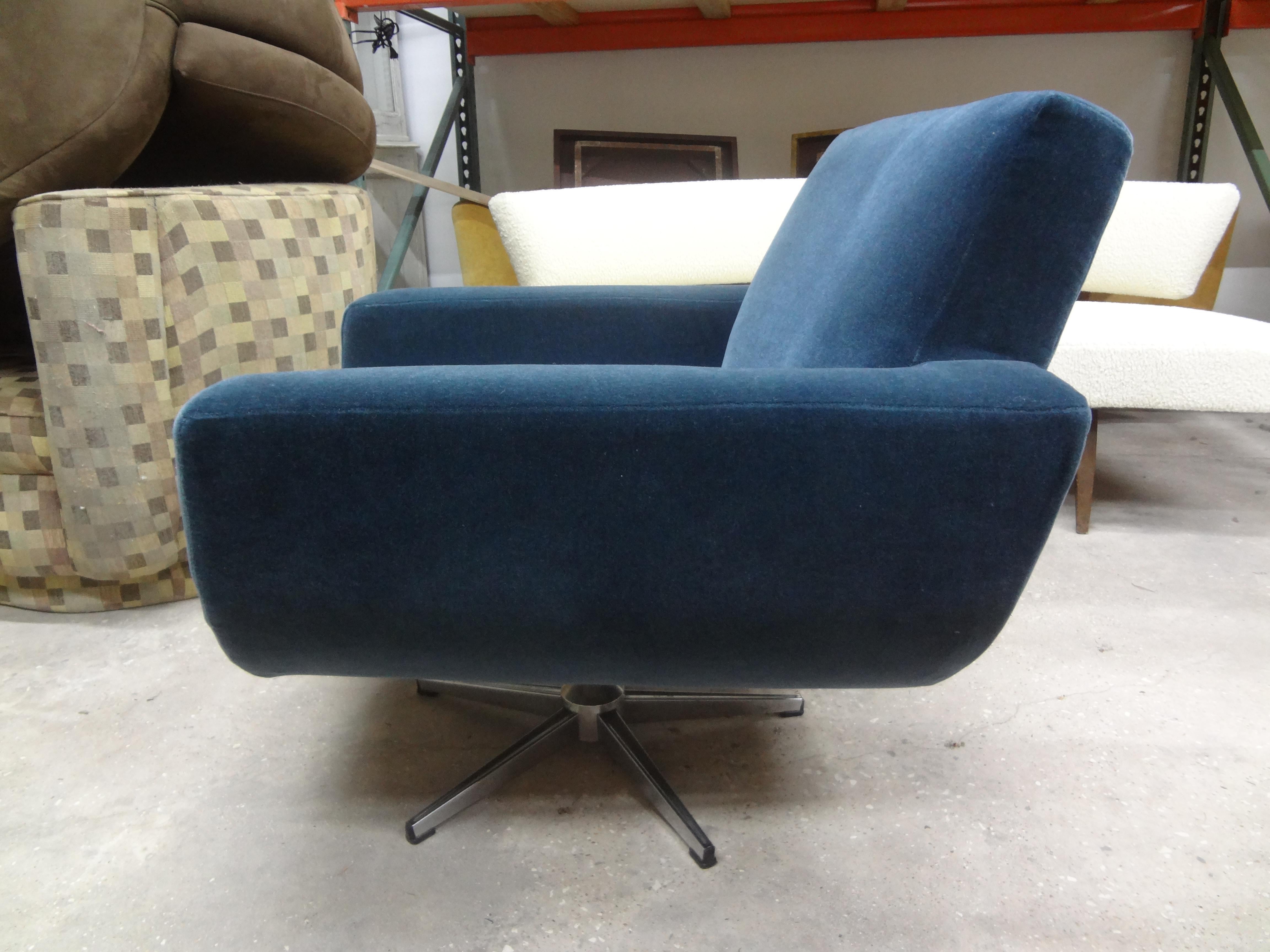 Mid-Century Modern Milo Baughman Style Swivel Chair For Sale 1
