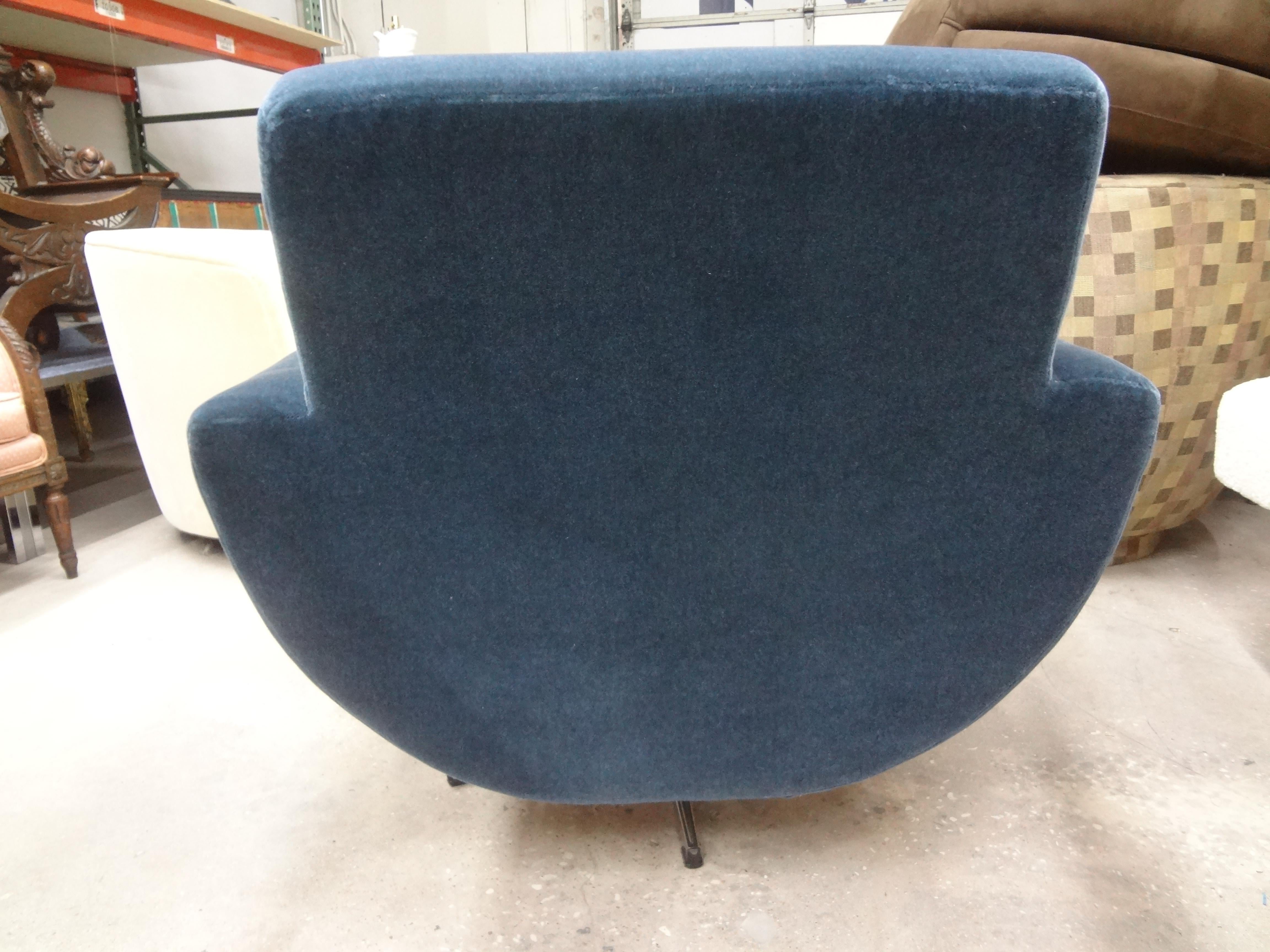 Mid-Century Modern Milo Baughman Style Swivel Chair For Sale 2