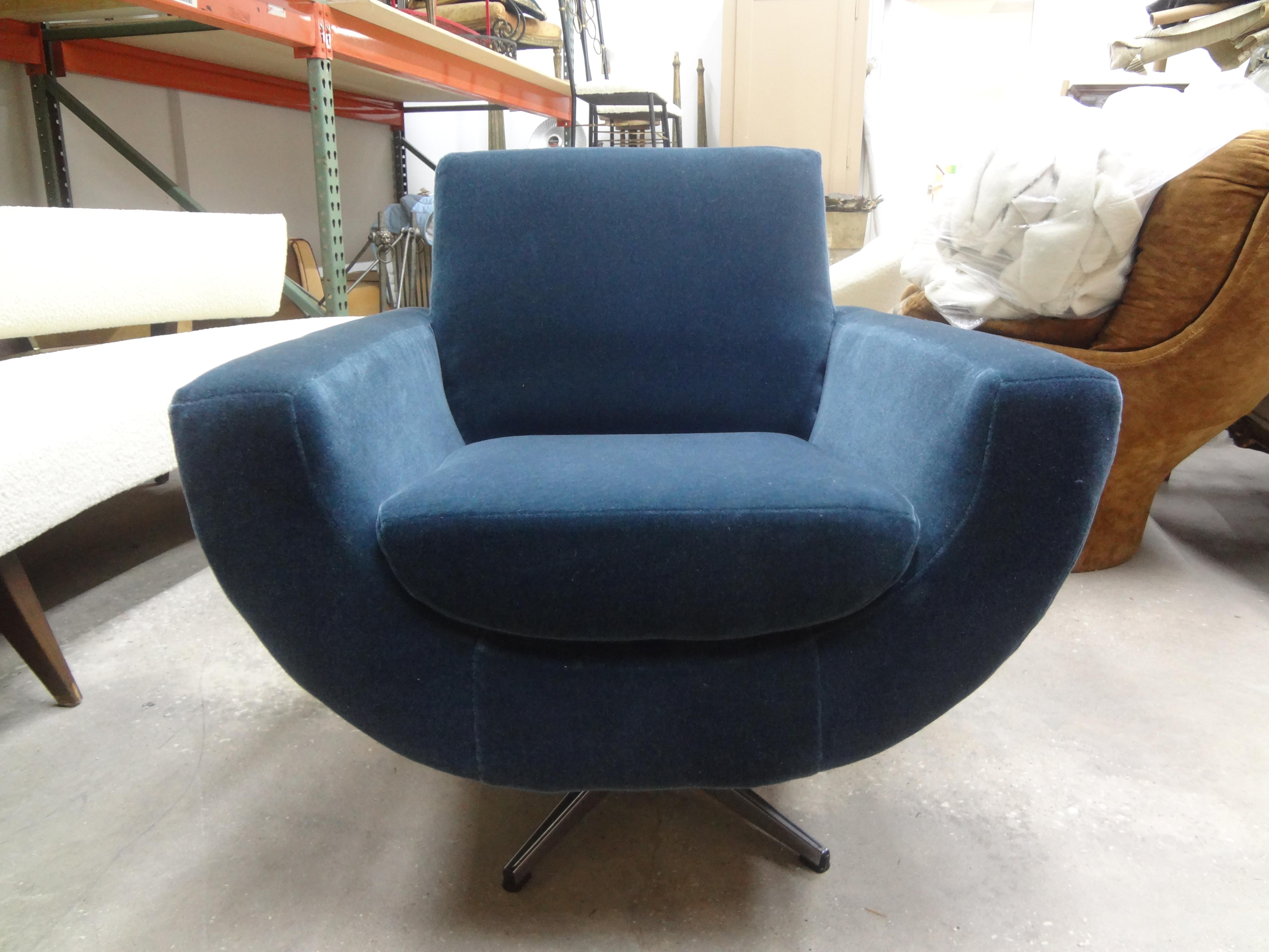 Mid-Century Modern Milo Baughman Style Swivel Chair For Sale 3