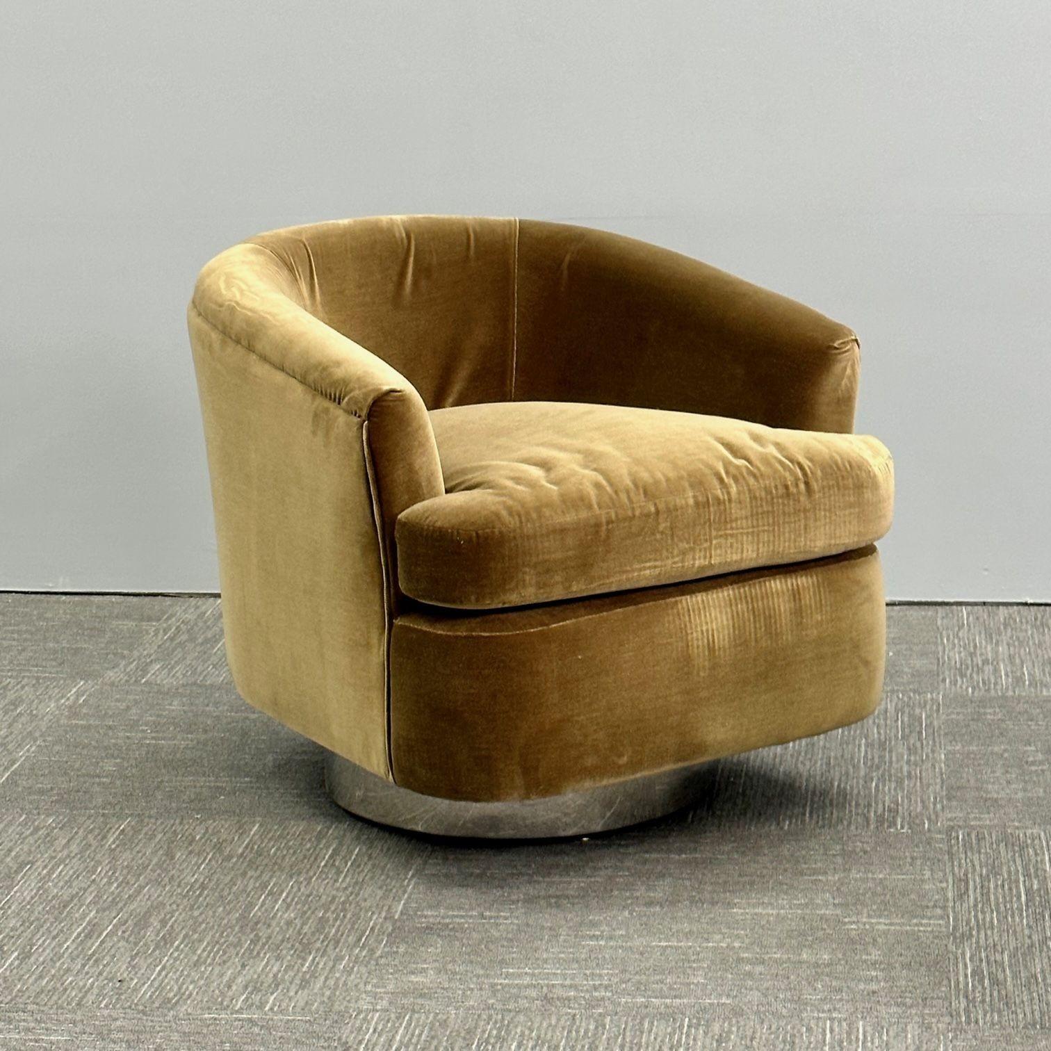 Mid-Century Modern Milo Baughman Style Swivel Chairs, Chrome Base, Brown Mohair In Excellent Condition In Stamford, CT