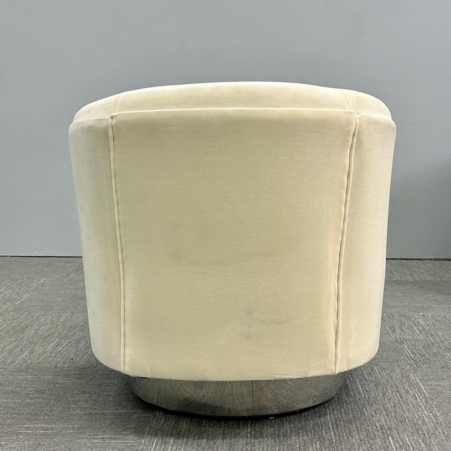 Mid-Century Modern Milo Baughman Style Swivel Chairs, Chrome Base, Cream Mohair For Sale 4