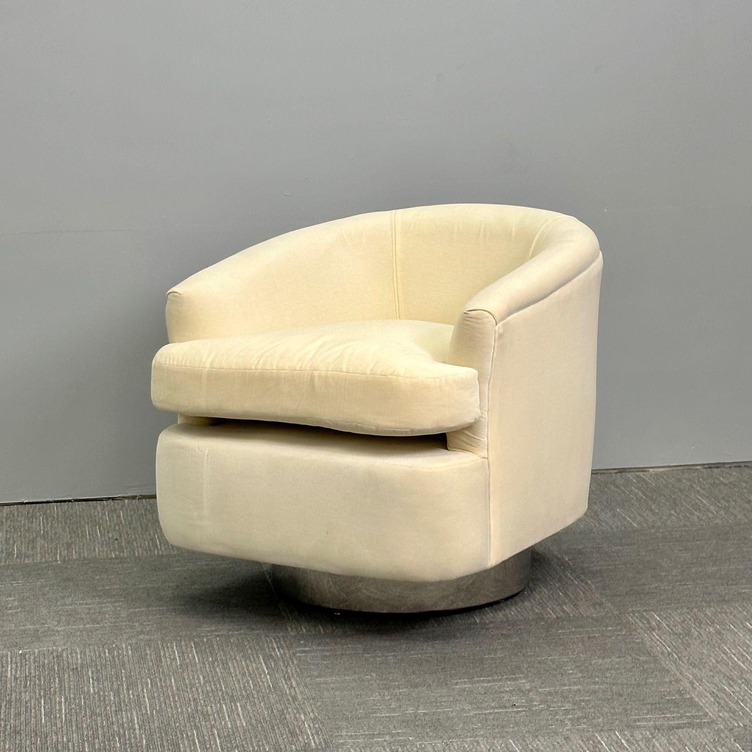 Mid-Century Modern Milo Baughman Style Swivel Chairs, Chrome Base, Cream Mohair In Excellent Condition For Sale In Stamford, CT