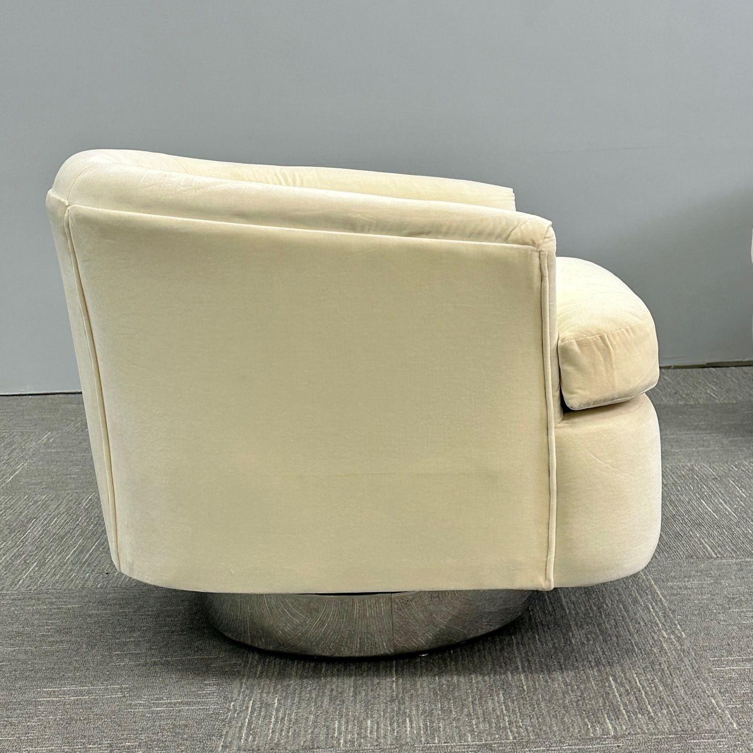 Mid-Century Modern Milo Baughman Style Swivel Chairs, Chrome Base, Cream Mohair For Sale 1