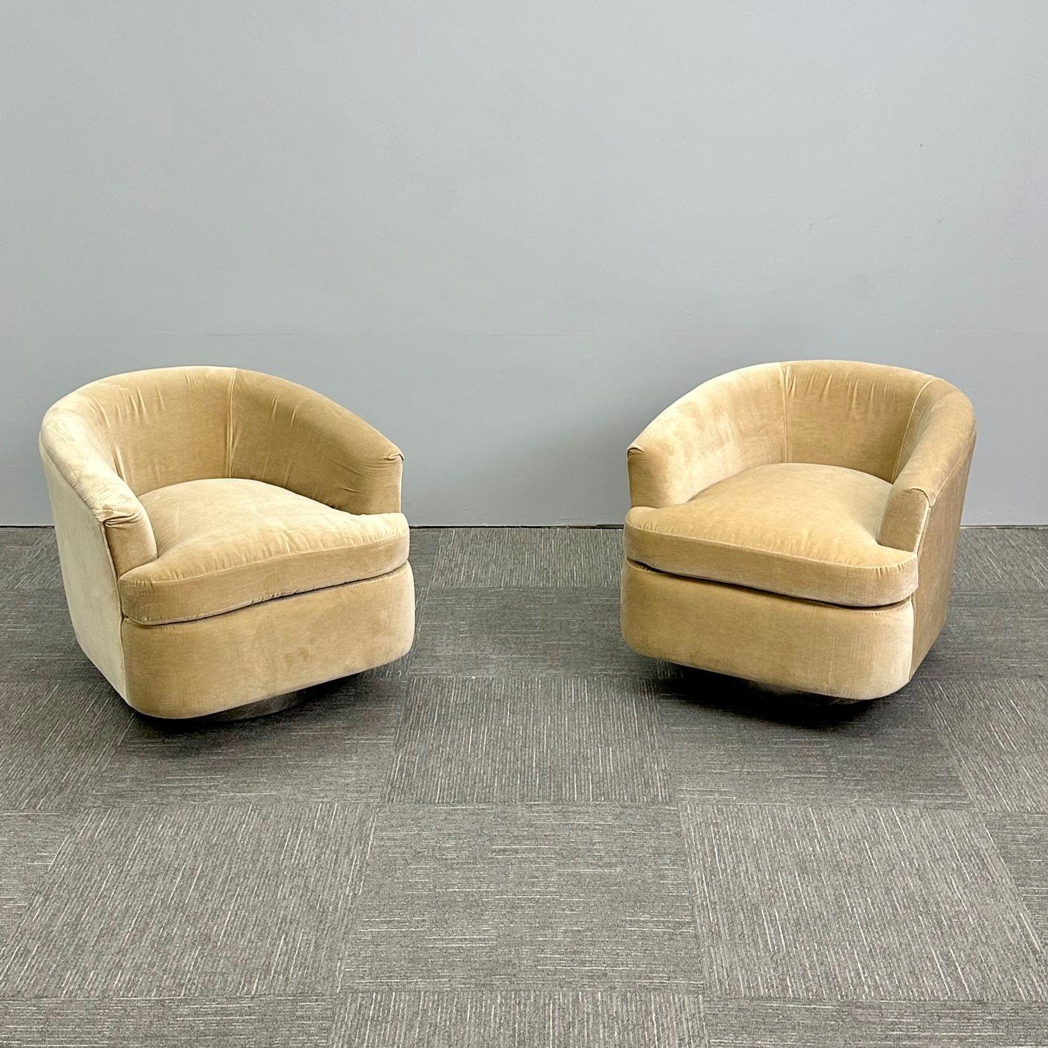 Mid-Century Modern Milo Baughman Style Swivel Chairs, Chrome Base, Tan Mohair In Excellent Condition For Sale In Stamford, CT