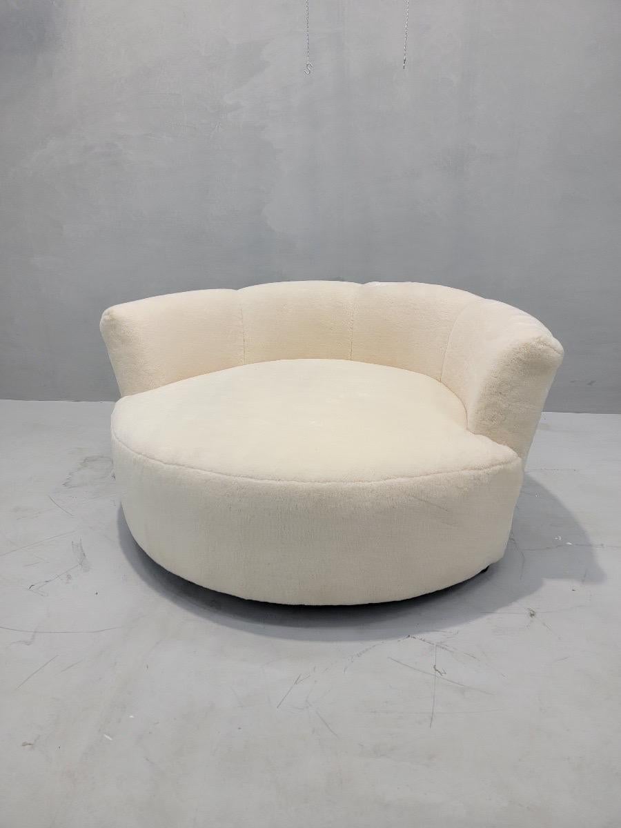 Mid-Century Modern Mid Century Modern Milo Baughman Style Swivel Love Lounge Newly Upholstered For Sale