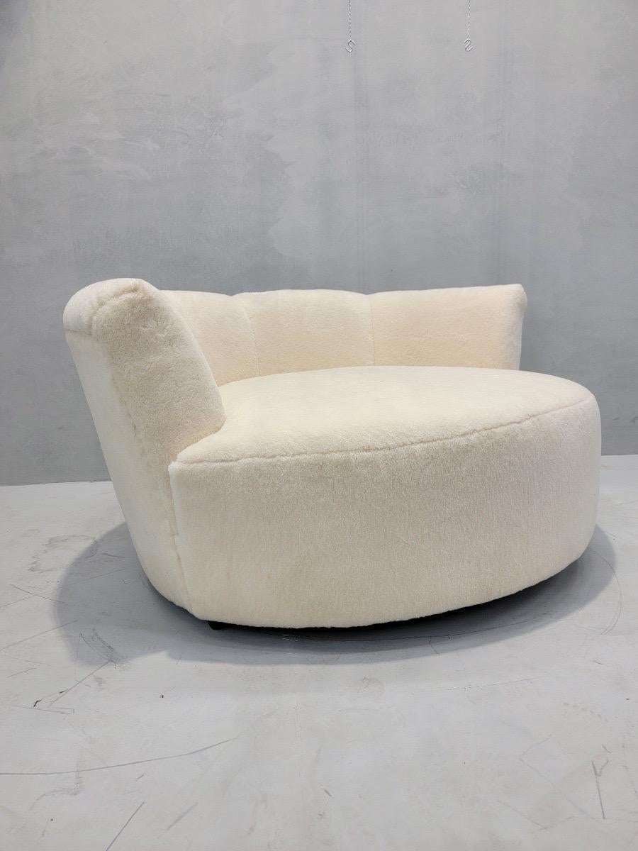 Mid Century Modern Milo Baughman Style Swivel Love Lounge Newly Upholstered In Good Condition For Sale In Chicago, IL