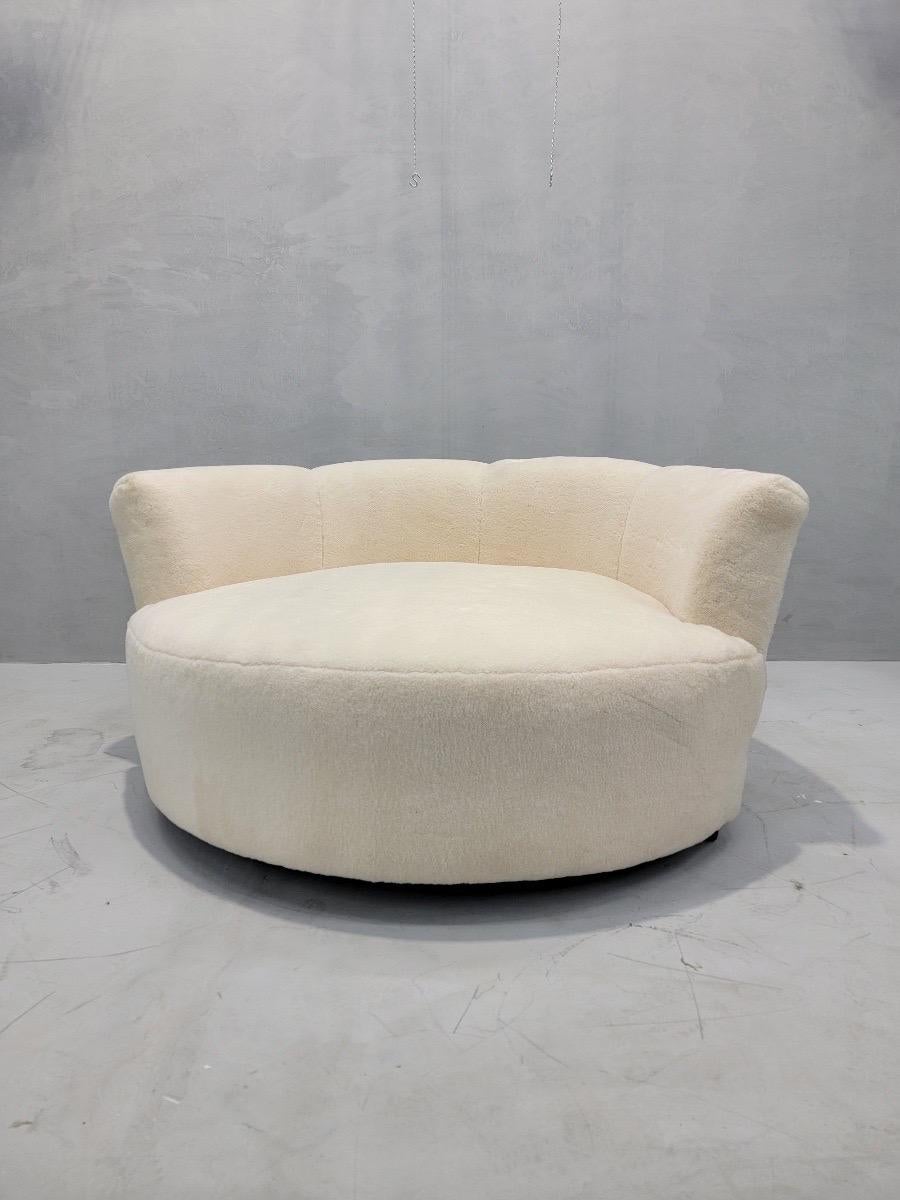 Mid Century Modern Milo Baughman Style Swivel Love Lounge Newly Upholstered For Sale 1