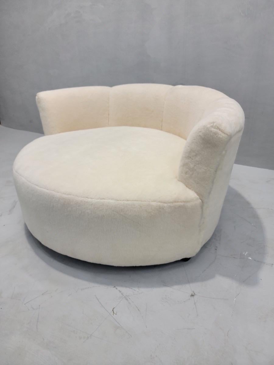 Mid Century Modern Milo Baughman Style Swivel Love Lounge Newly Upholstered For Sale 2