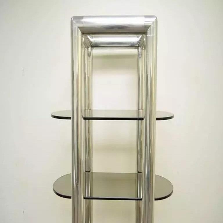 Mid-Century Modern Étagère d'étagère en verre chromé tubulaire de style Milo Baughman, moderne du milieu du siècle dernier en vente
