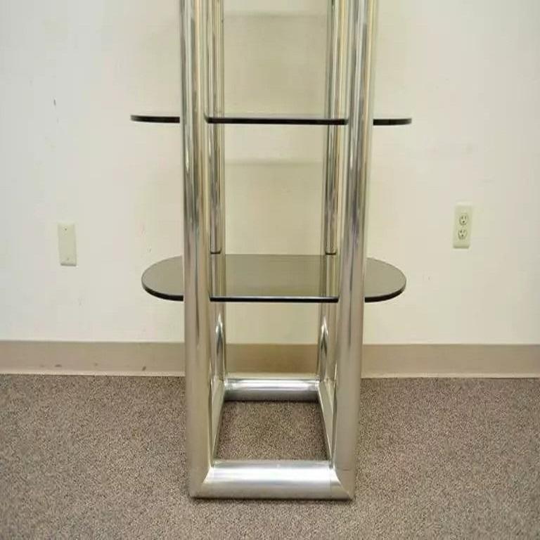 Inconnu Étagère d'étagère en verre chromé tubulaire de style Milo Baughman, moderne du milieu du siècle dernier en vente