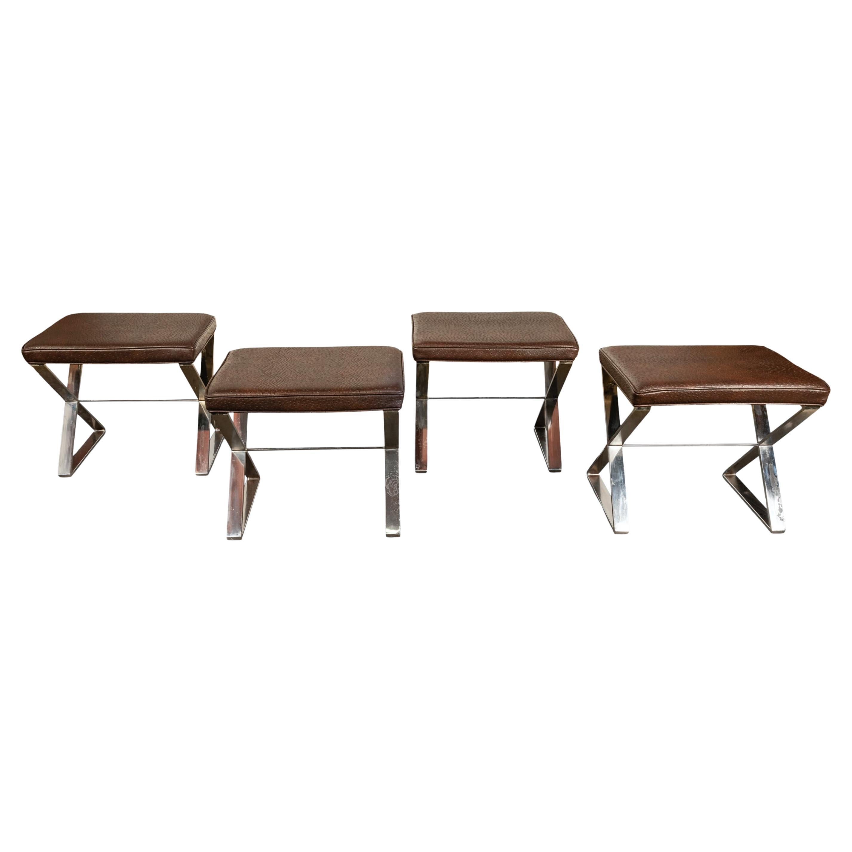 Ensemble de quatre tabourets en acier poli et cuir d'autruche, Milo Baughman pour Thayer Steele, 1970.
Magnifique ensemble iconique de quatre tabourets conçus par Milo Baughman et fabriqués par Thayer, chaque tabouret ayant une base en acier poli en