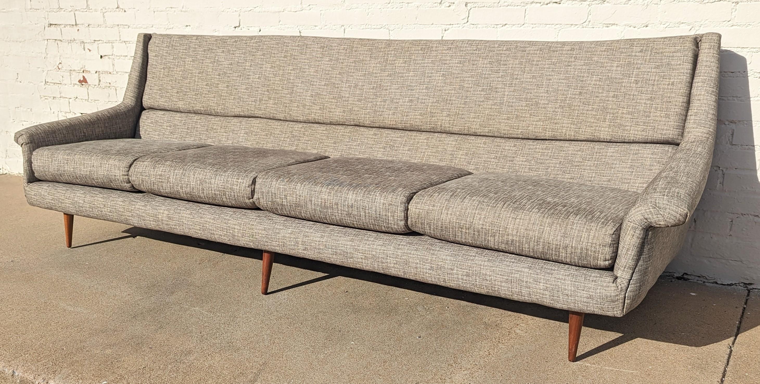 Mid Century Modern Milo Baughman Tuxedo Sofa  In Good Condition For Sale In Tulsa, OK