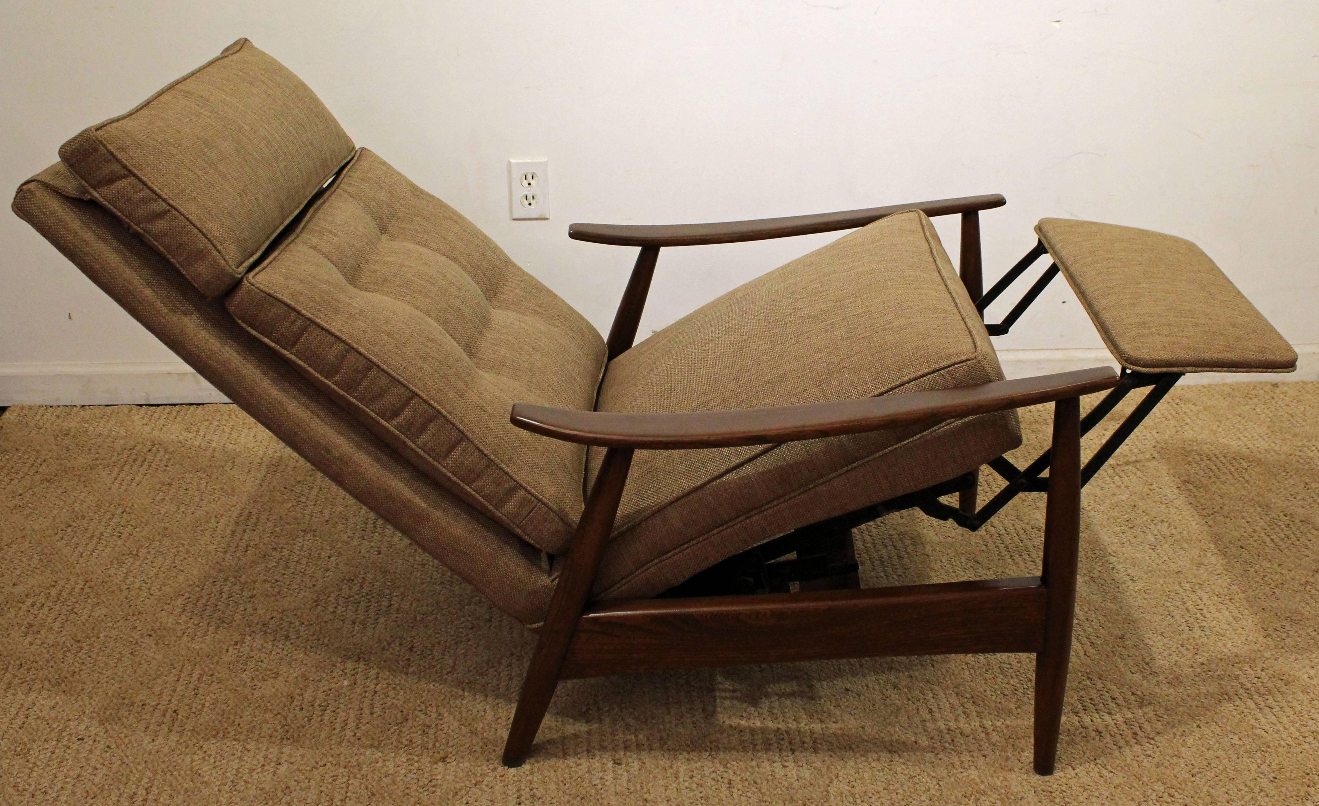 Mid-Century Modern Milo Baughman Walnut Recliner Lounge Chair In Excellent Condition In Wilmington, DE