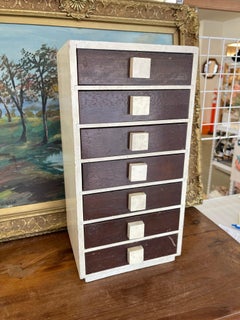 Moderno de mediados de siglo M.I.M.Lador Inc Nueva York Joyero de madera con 7 cajones.