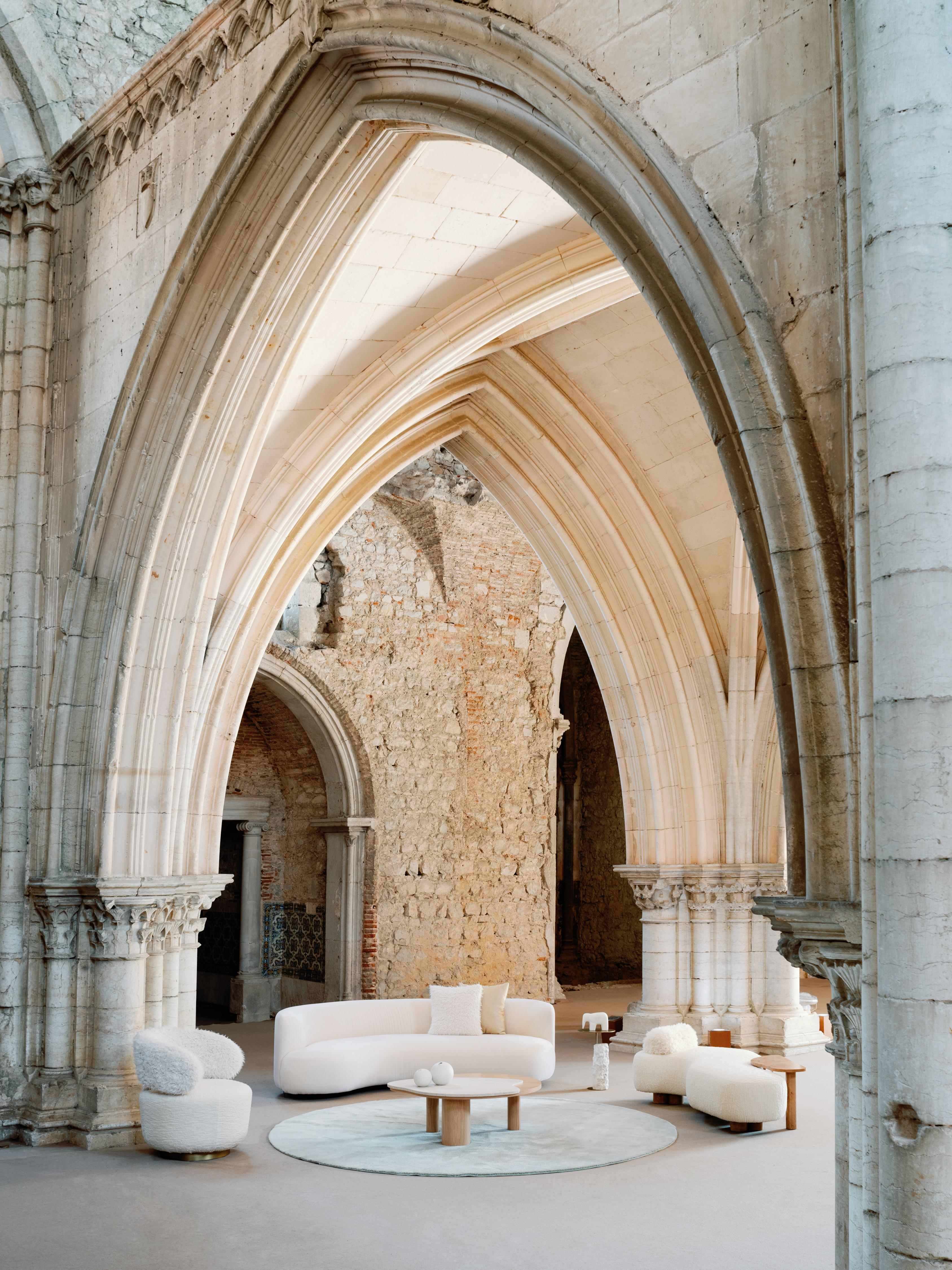 Cama de Día Minho Moderna de Mediano Siglo, Colección Contemporánea, Hecha a Mano en Portugal - Europa by Greenapple.

El sofá cama Minho es una reinterpretación moderna del diseño tradicional de muebles. Inspirada en las curvas fluidas del río