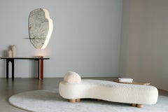 Lettino Minho di Rute Martins per Greenapple, in bouclé beige e rovere cioccolato