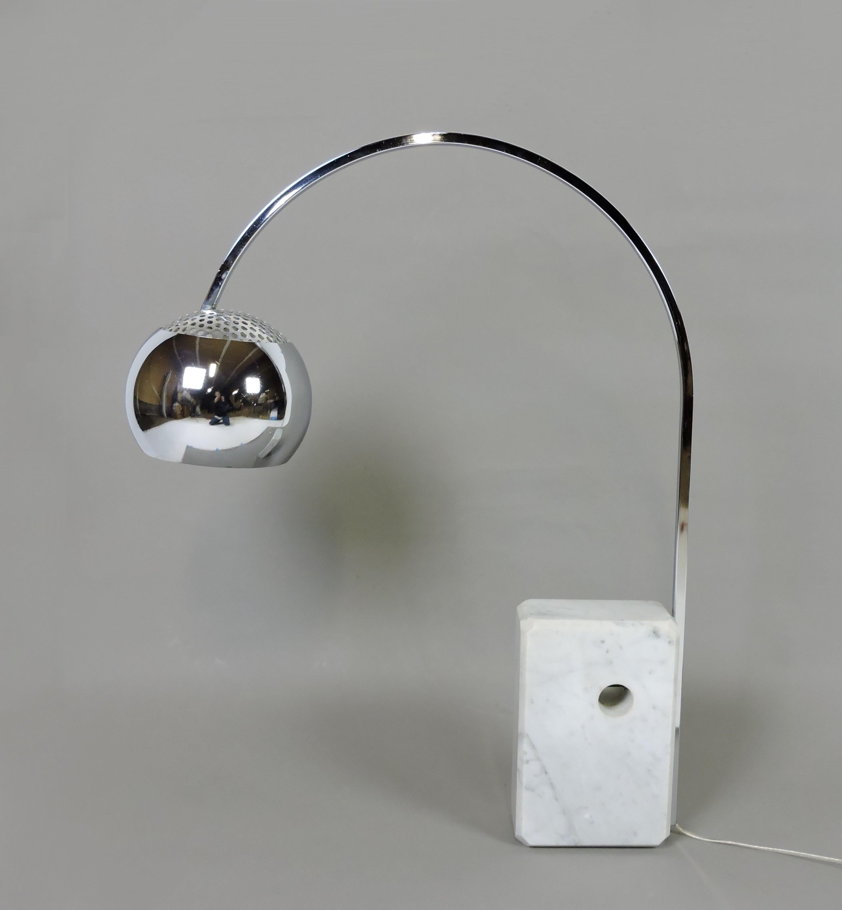 Moderne Mini-Arco-Tischlampe aus Marmor und Chrom aus der Mitte des Jahrhunderts, Castiglioni-Stil (Italienisch) im Angebot