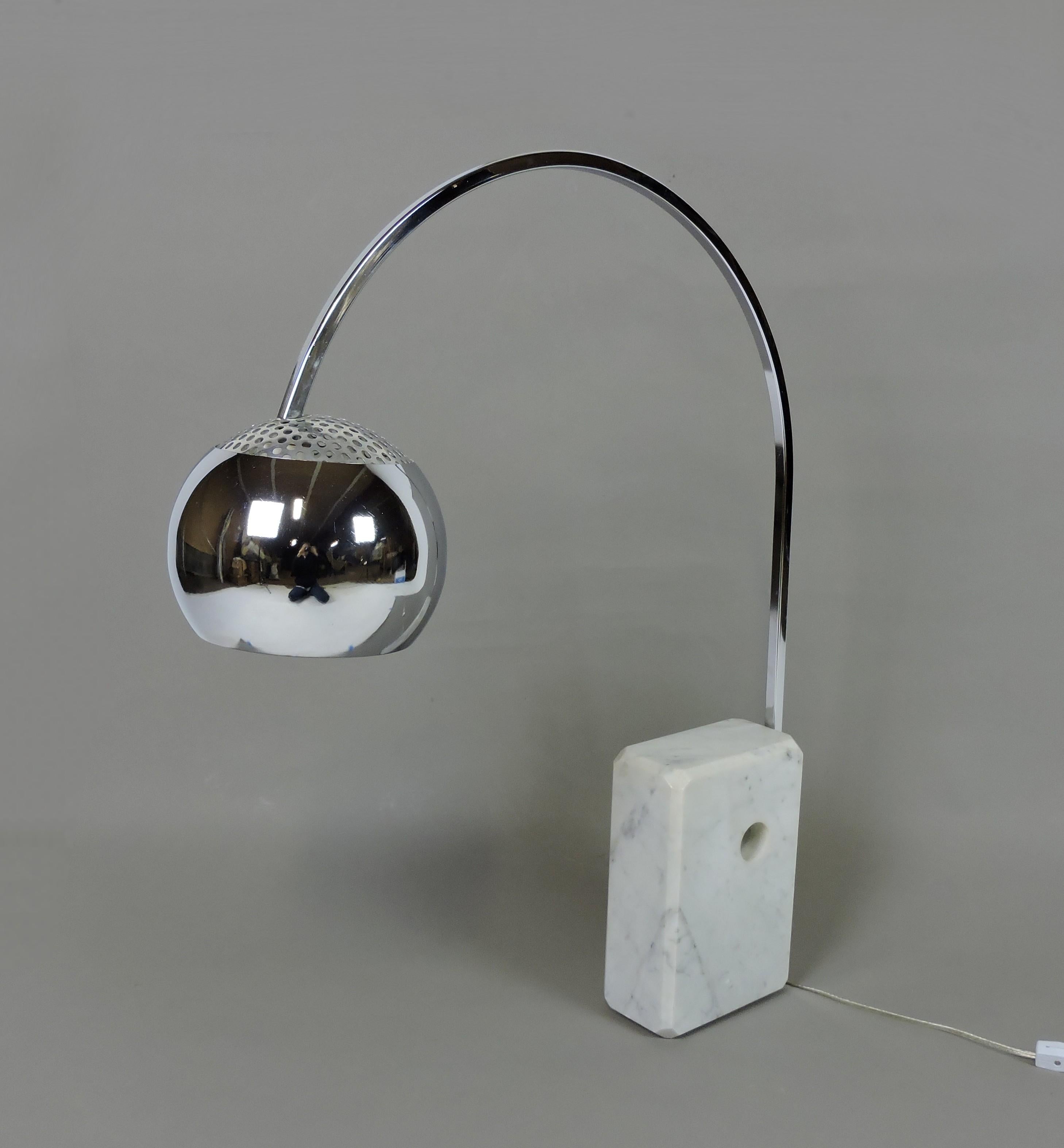 Mini Lámpara de Sobremesa Arco Moderna de Mitad de Siglo Mármol y Cromo, Estilo Castiglioni Pulido en venta