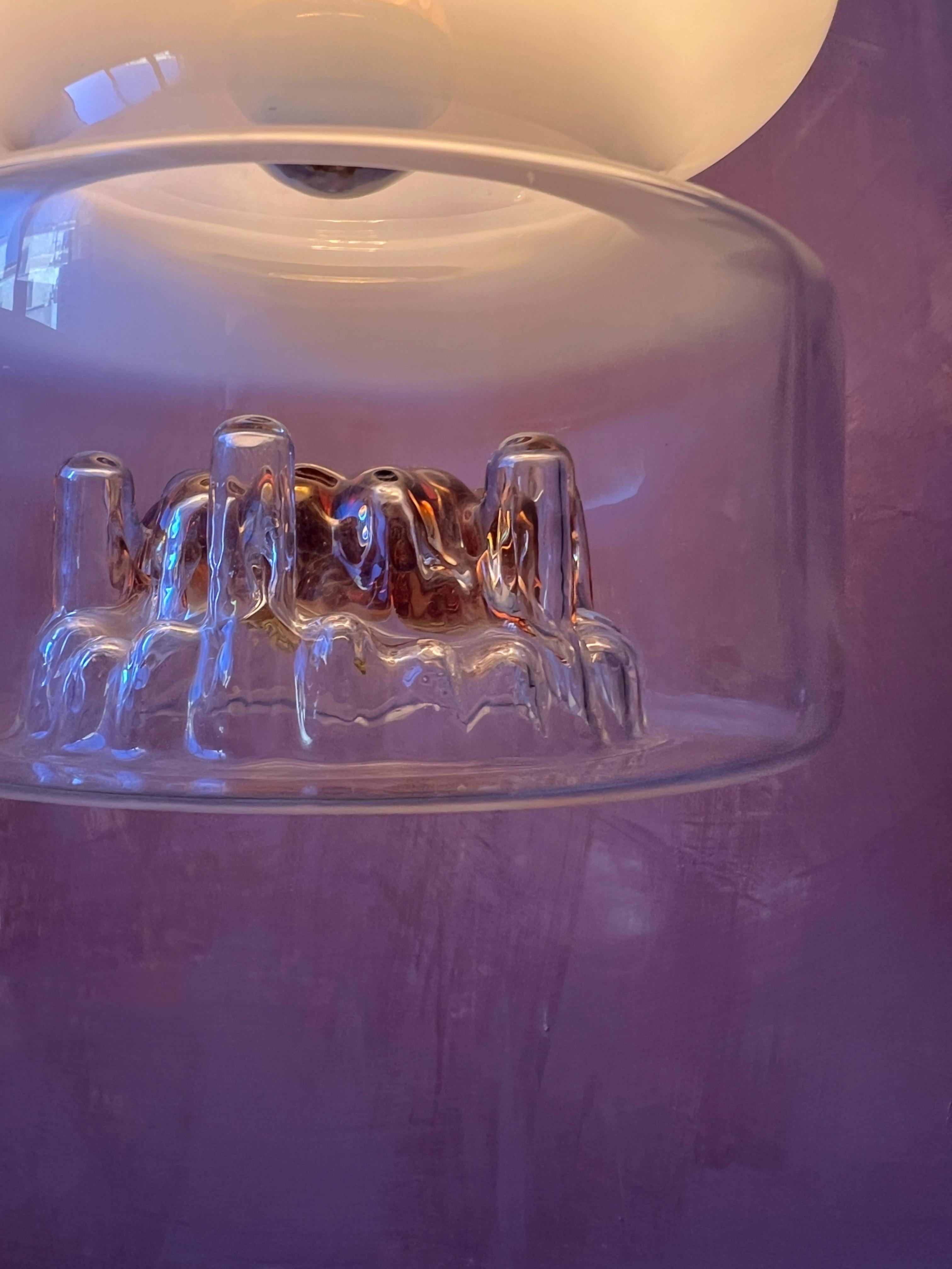 Mini-lampe suspendue de Murano par Mazzega Murano
Charmante petite lampe suspendue de Mazzega Murano, dotée d'un abat-jour en verre qui passe doucement du transparent au blanc et au brun caramel. L'abat-jour présente un détail sculptural à la base,