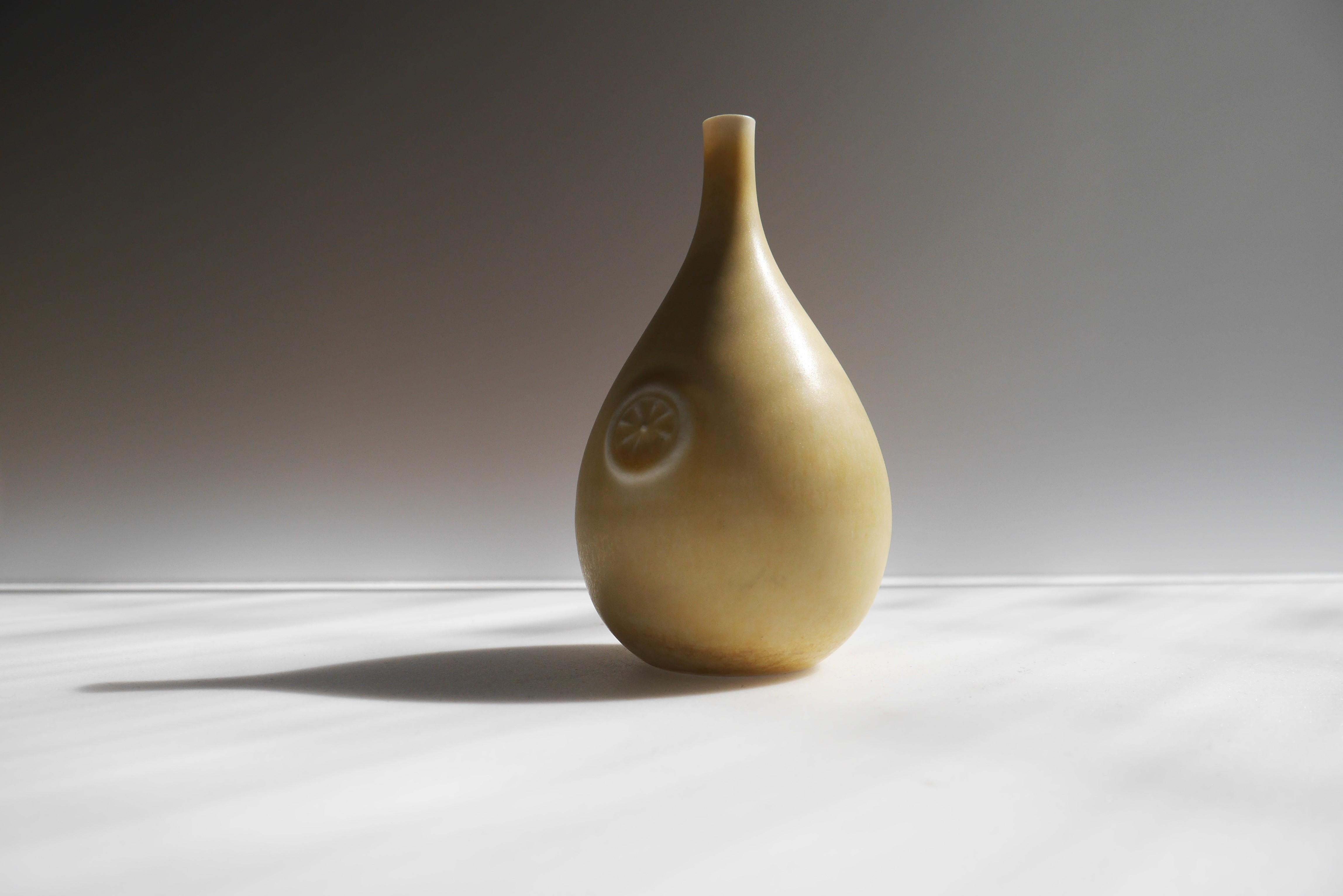 Un rarissimo vaso vintage in miniatura in ceramica, noto come 