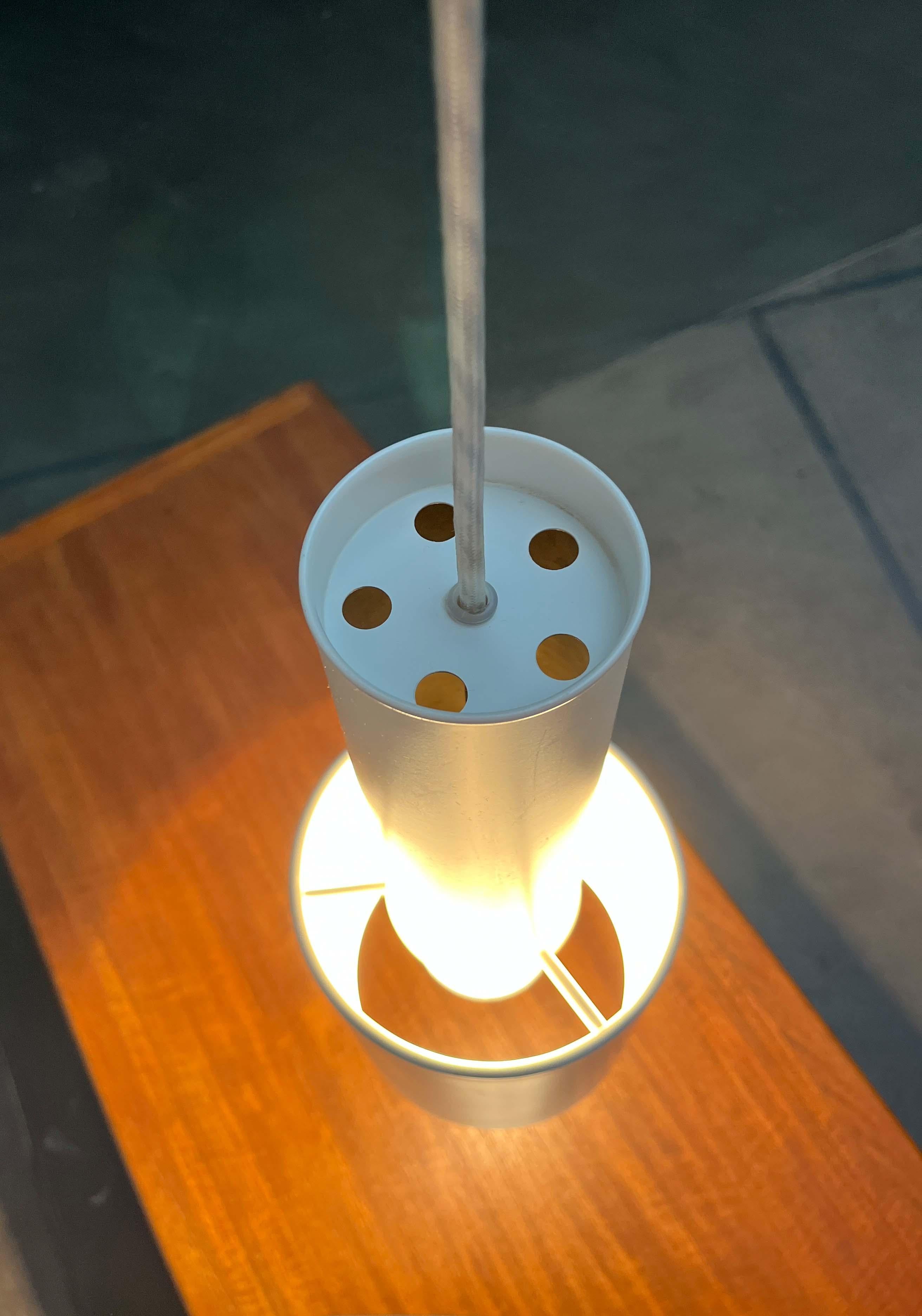 Ciondolo minimalista moderno di metà secolo A110 in metallo Alvar Aalto per Louis Poulsen in vendita 12