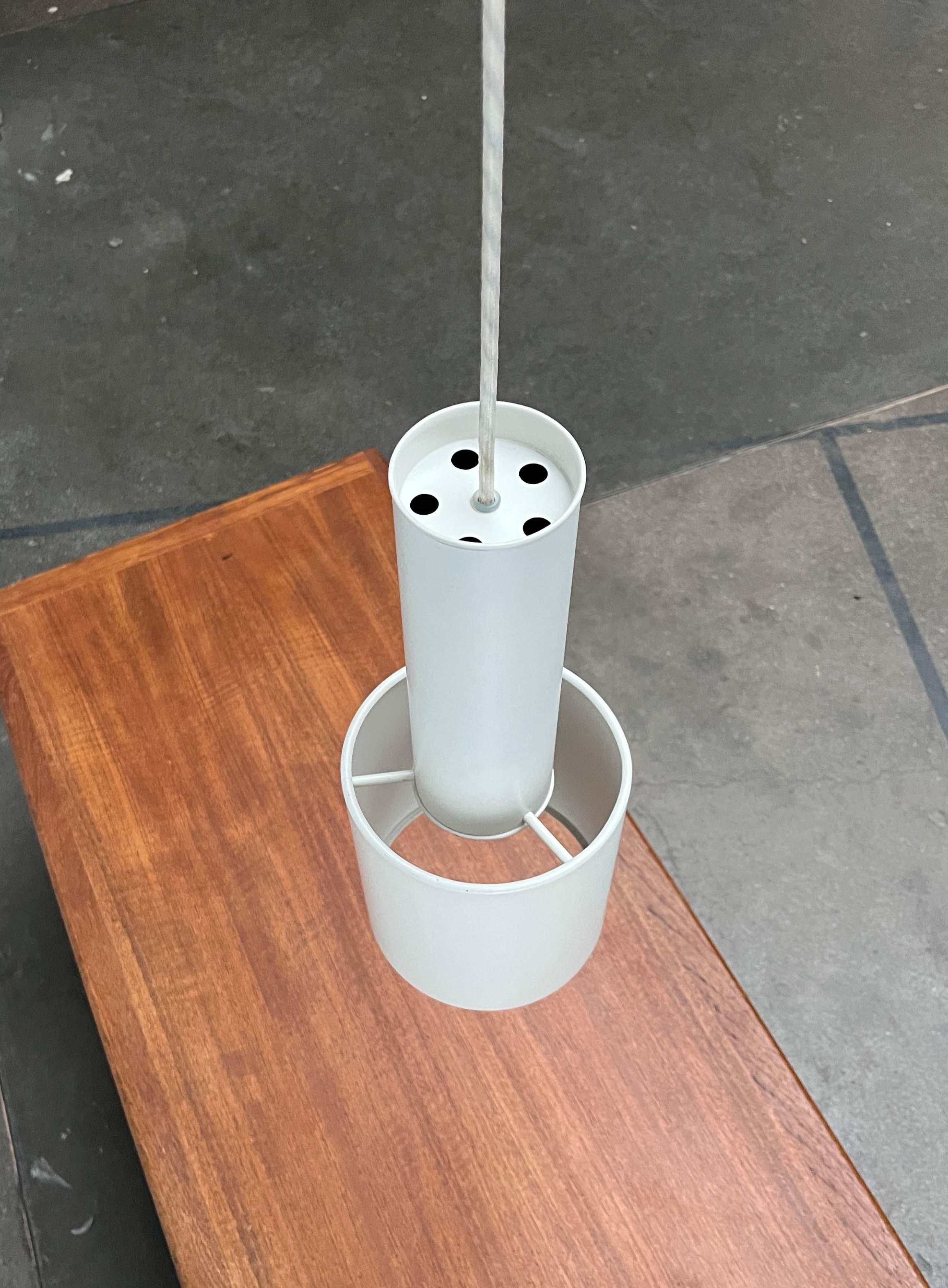 Mid-Century moderno Ciondolo minimalista moderno di metà secolo A110 in metallo Alvar Aalto per Louis Poulsen in vendita