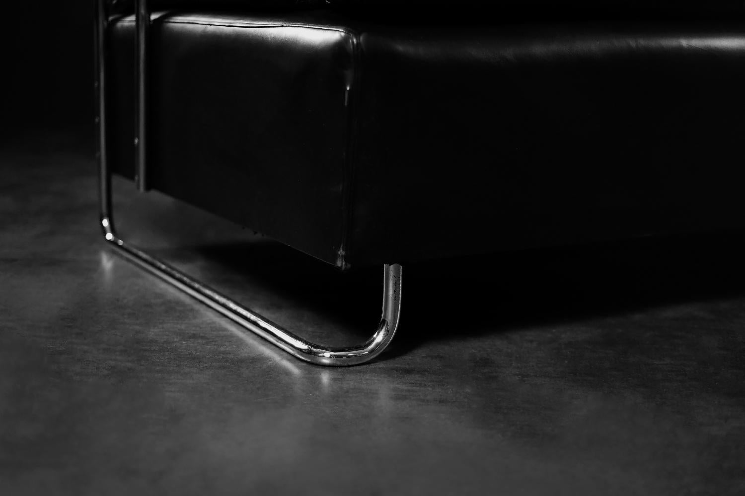 Mid-Century Modern Minimalist Black Leather Daybed Sofa with Tubular Steel Frame 7