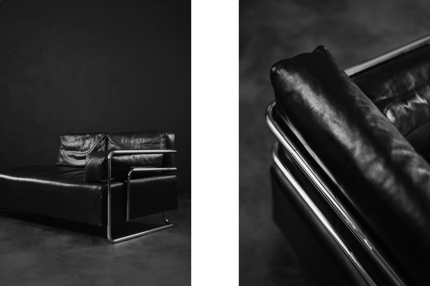 This rare daybed was made in Germany during the 1980s. The wide seat with three pillows is upholstered with black natural leather. The linear frame are made of chrome-plated tubular steel. The combination of these two materials and the form of the
