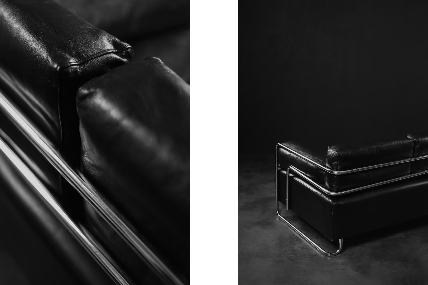Mid-Century Modern Minimalist Black Leather Daybed Sofa with Tubular Steel Frame In Good Condition In Warszawa, Mazowieckie