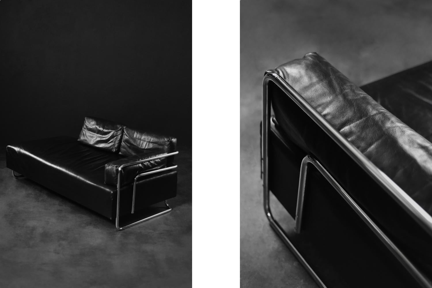Mid-Century Modern Minimalist Black Leather Daybed Sofa with Tubular Steel Frame 1