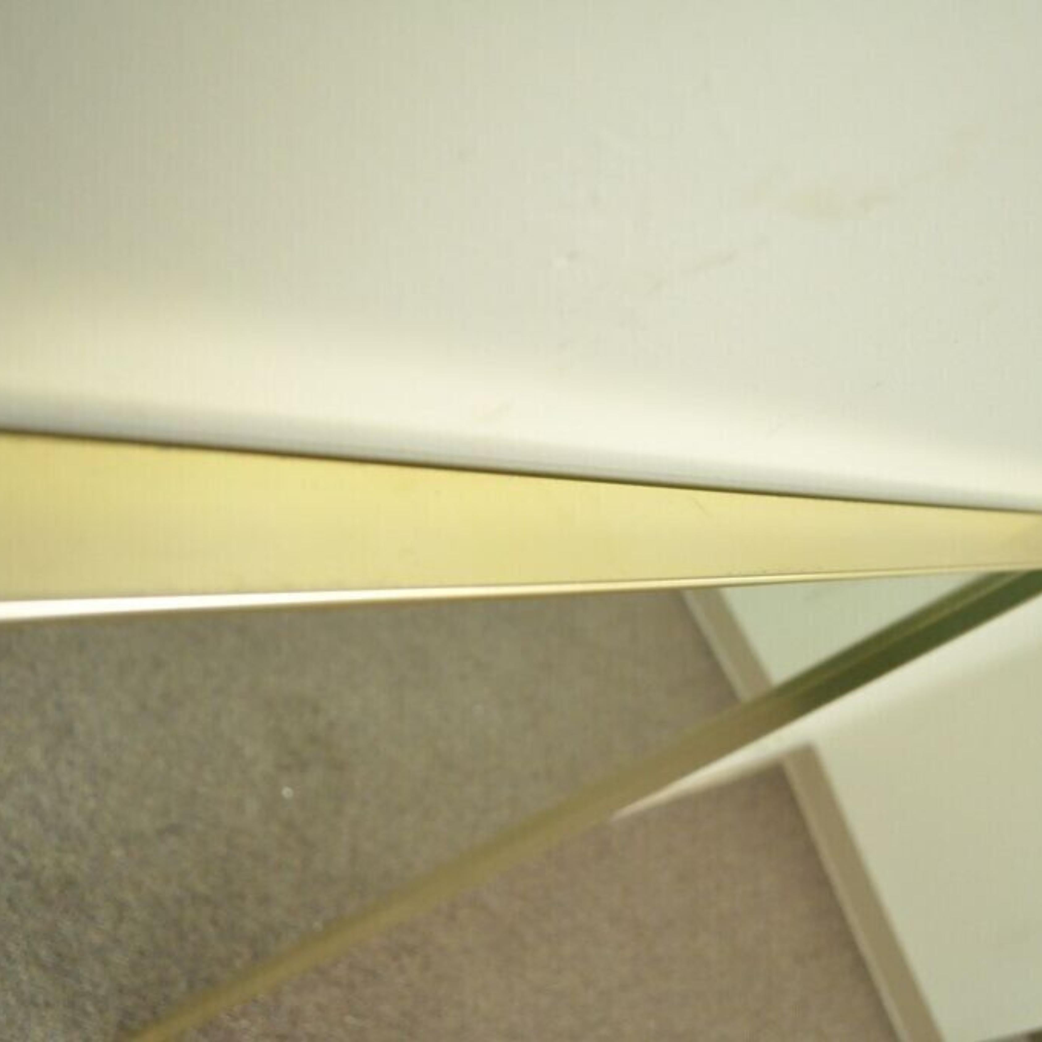 Espejo Minimalista de Cristal Biselado en Tono Latón Estilo Paul McCobb Moderno de Mitad de Siglo en Bueno estado para la venta en Philadelphia, PA