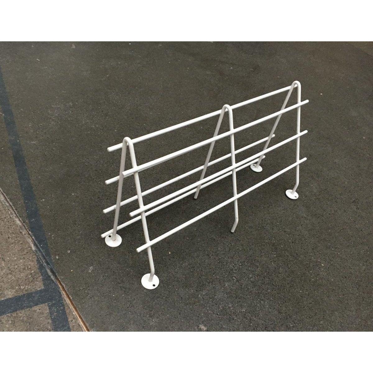 Appendiabiti minimalista di metà secolo, anni '60, in ottime condizioni. Progettato dal 1960 al 1969.

Informazioni aggiuntive:
Materiali: Metallo
Colore: bianco
Periodo: 1960s
Stili: Medioevo Moderno
Tipo di articolo: Vintage, Antico o