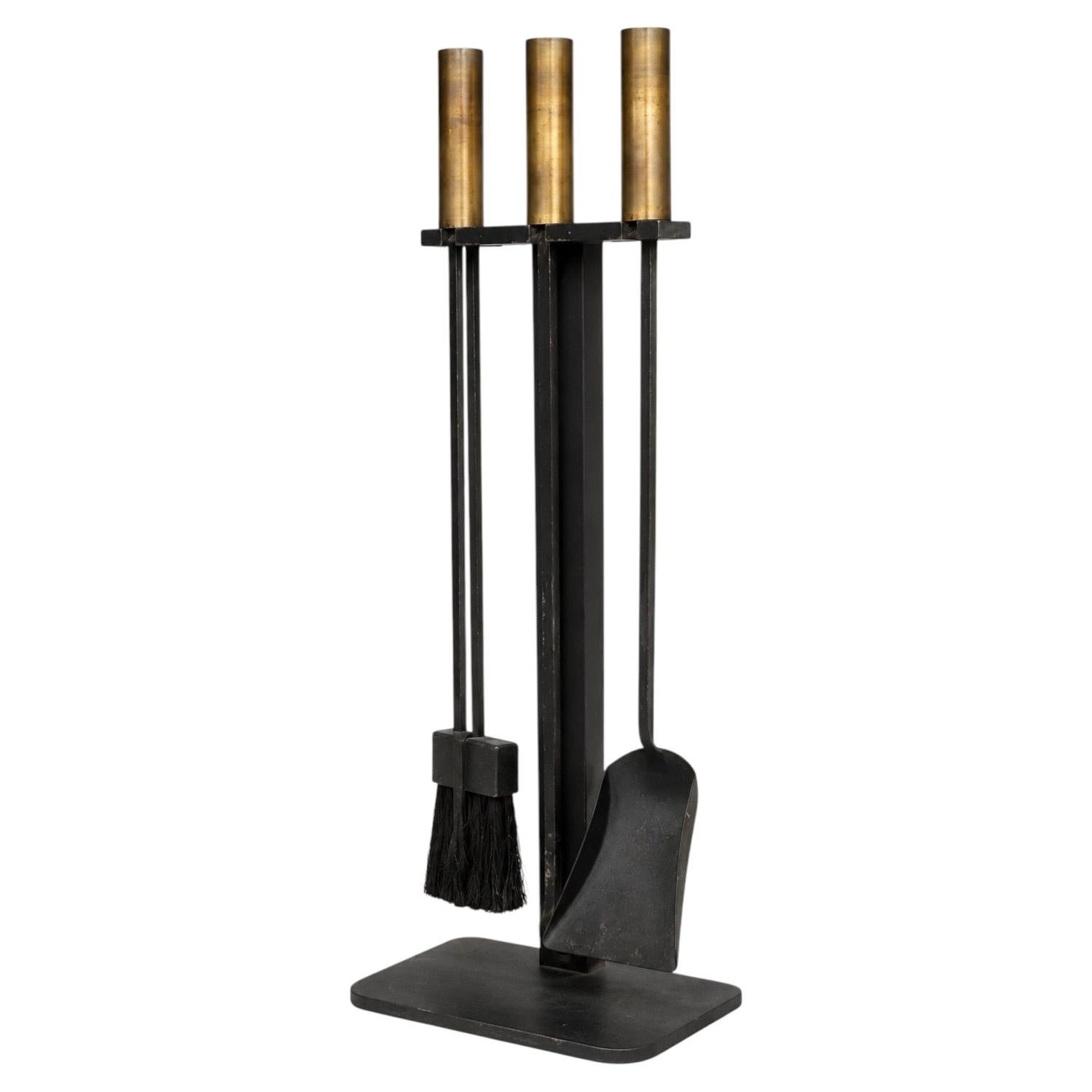 Set d'outils de cheminée minimaliste en acier noirci et laiton de style moderne du milieu du siècle
