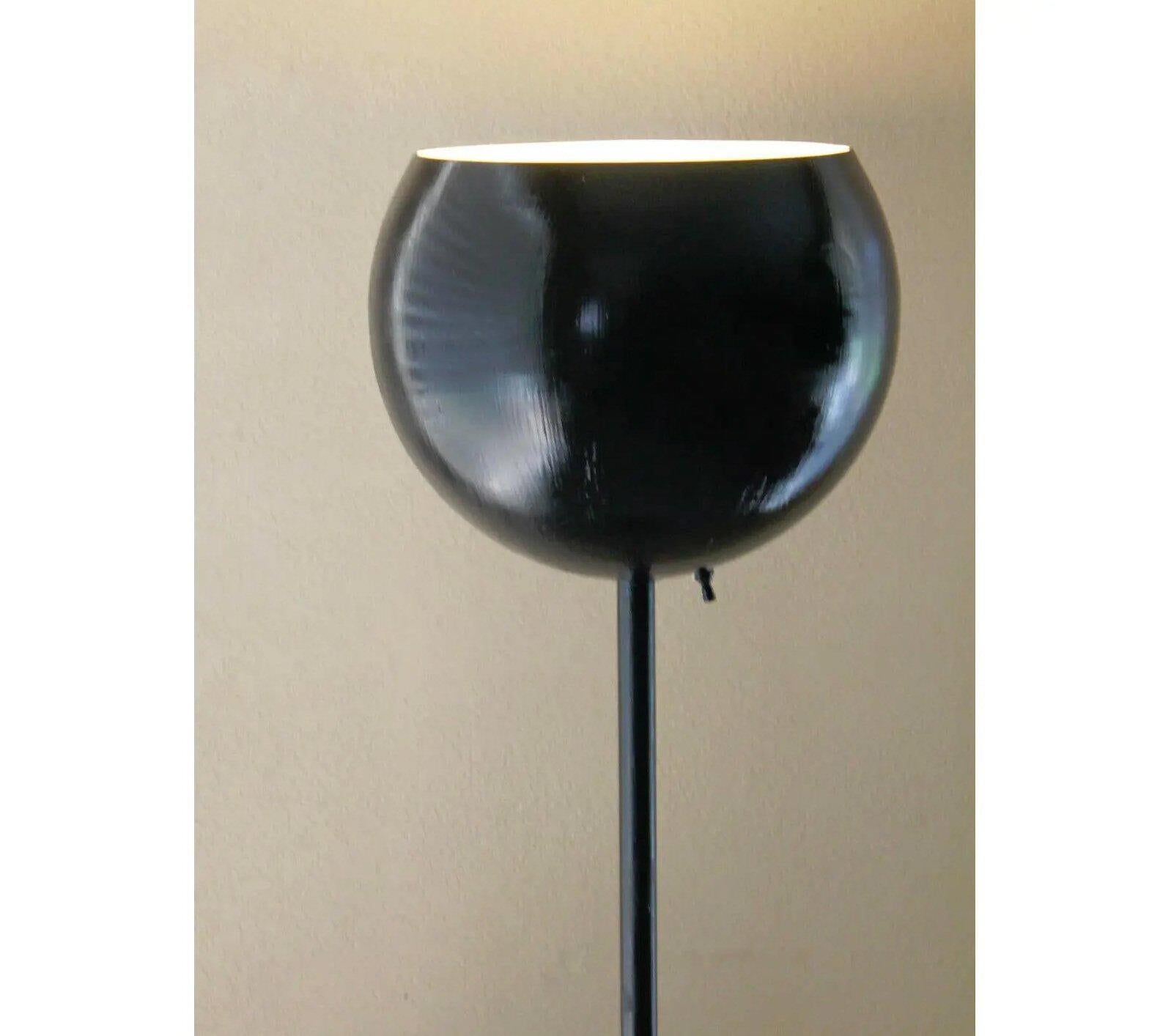 BON DESIGN ! 

LAMPADAIRE / TORCHÈRE LAUREL DE STYLE ITALIEN
SCULPTURE LUMINEUSE DU MILIEU DU SIÈCLE
ÉMAIL NOIR 

DIMENSIONS : HAUTEUR 63