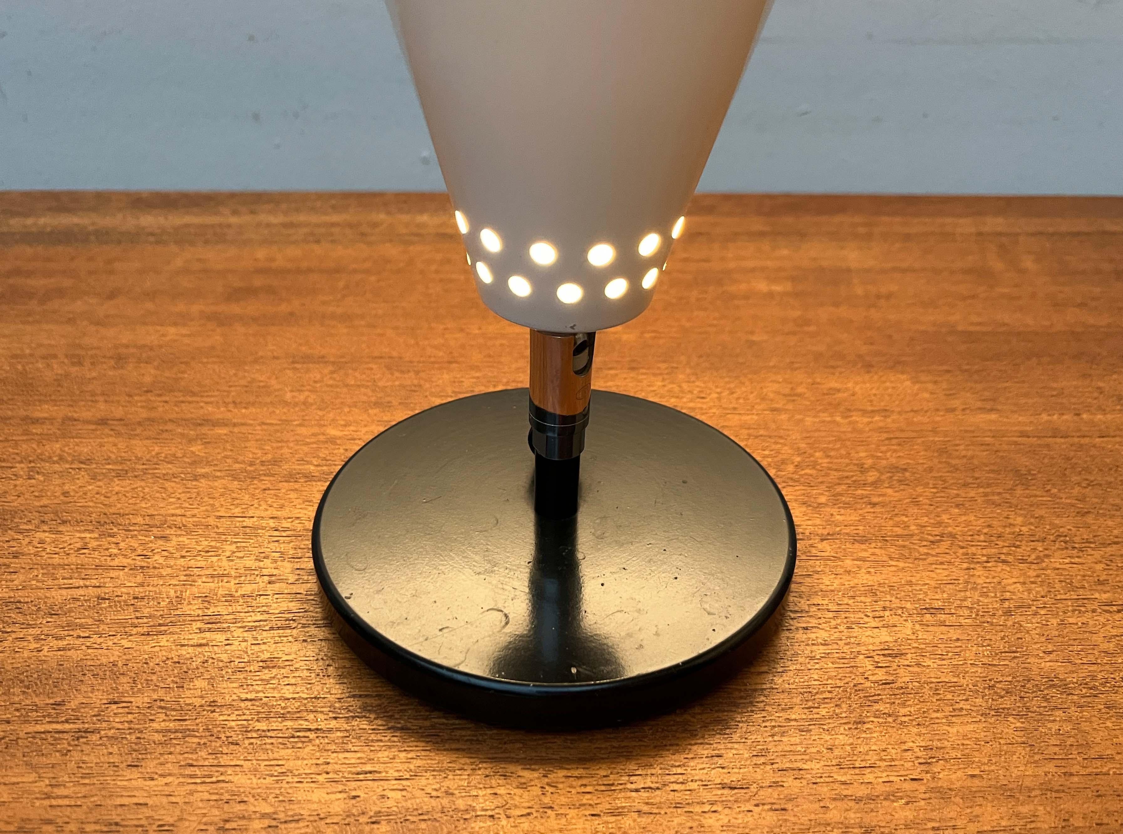 Lámpara de Sobremesa Minimalista de Embudo Moderno de Mediados de Siglo, Años 60 en venta 3