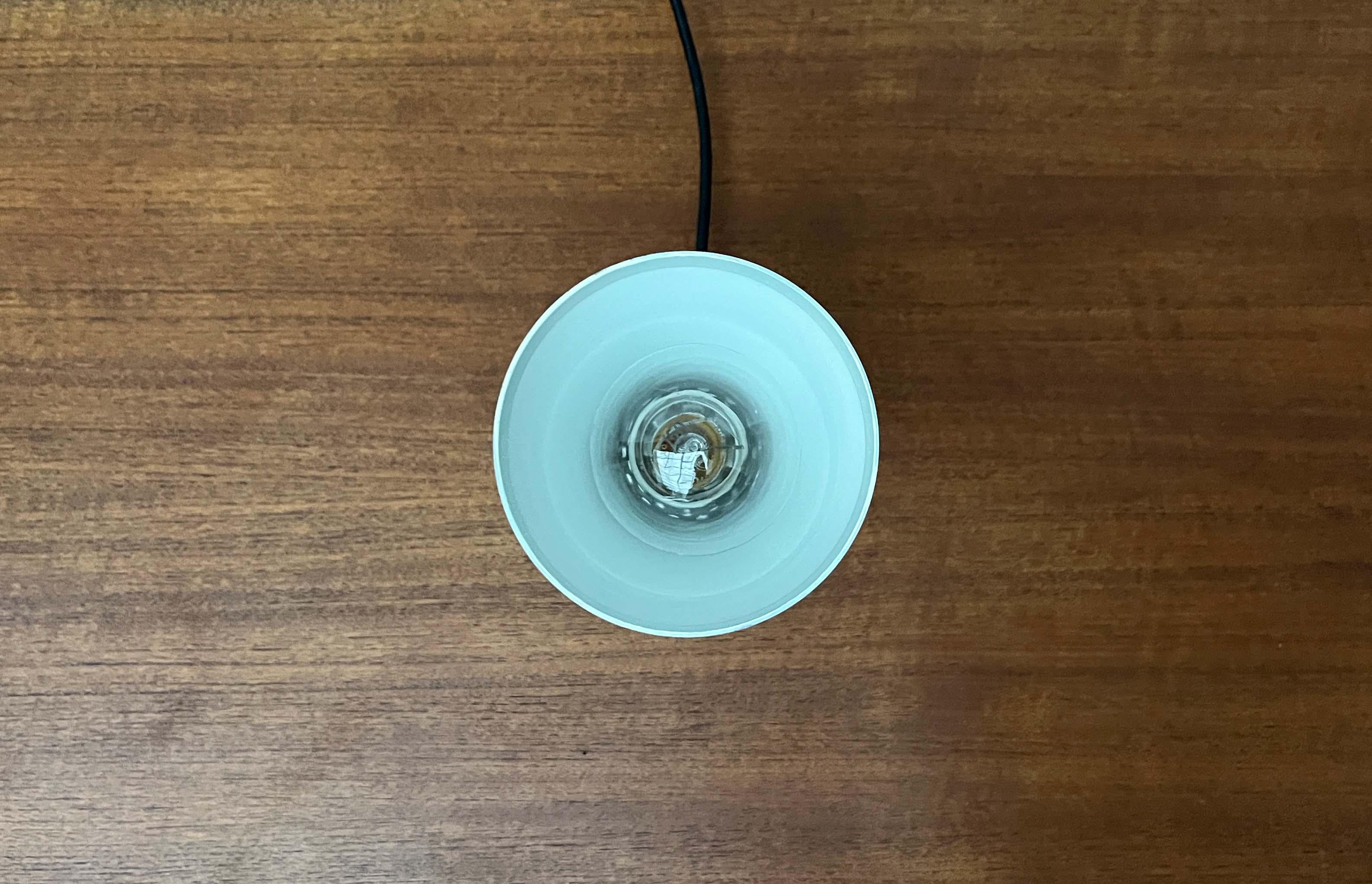 Lámpara de Sobremesa Minimalista de Embudo Moderno de Mediados de Siglo, Años 60 en venta 4