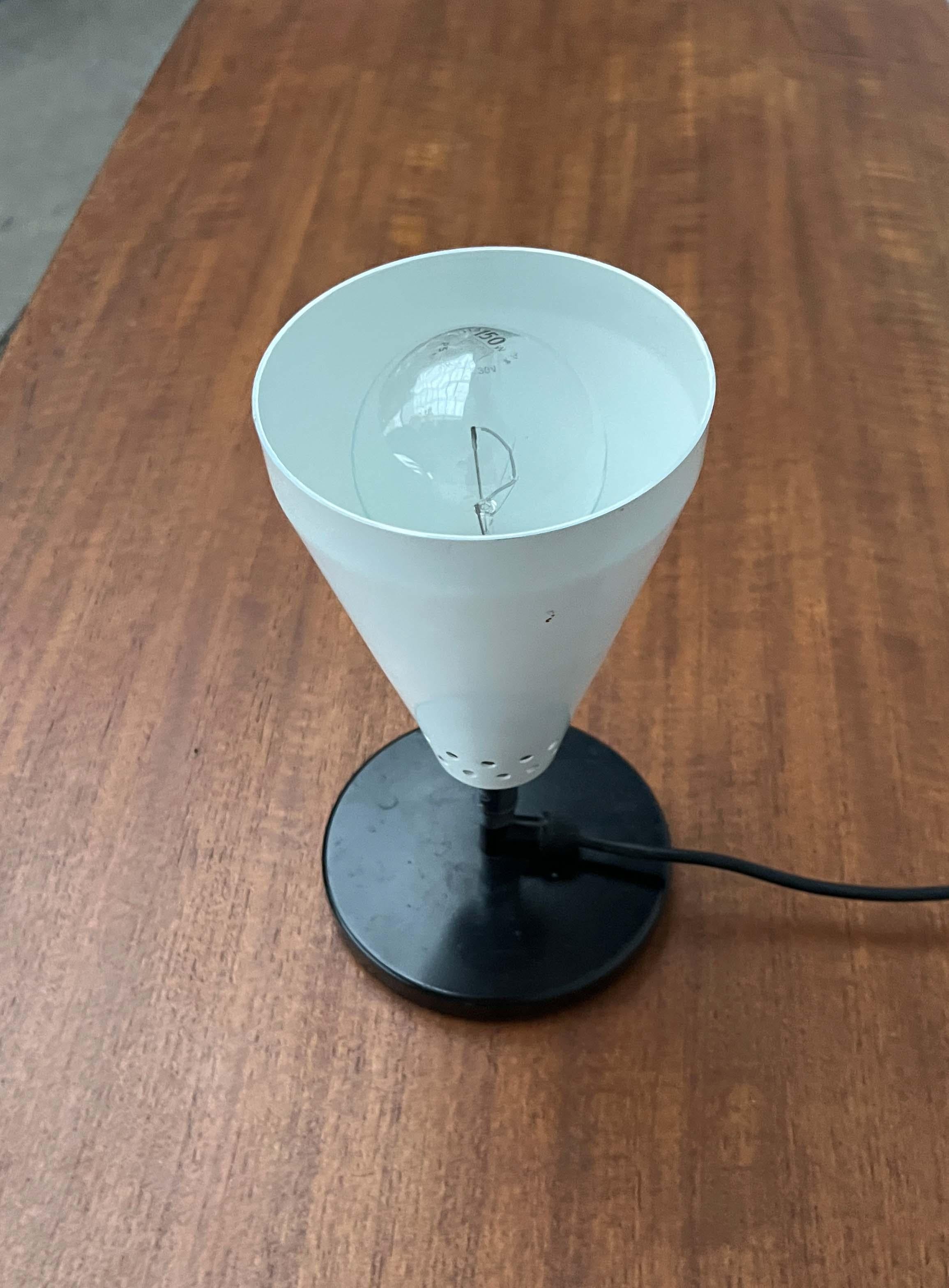 Lámpara de Sobremesa Minimalista de Embudo Moderno de Mediados de Siglo, Años 60 en venta 5