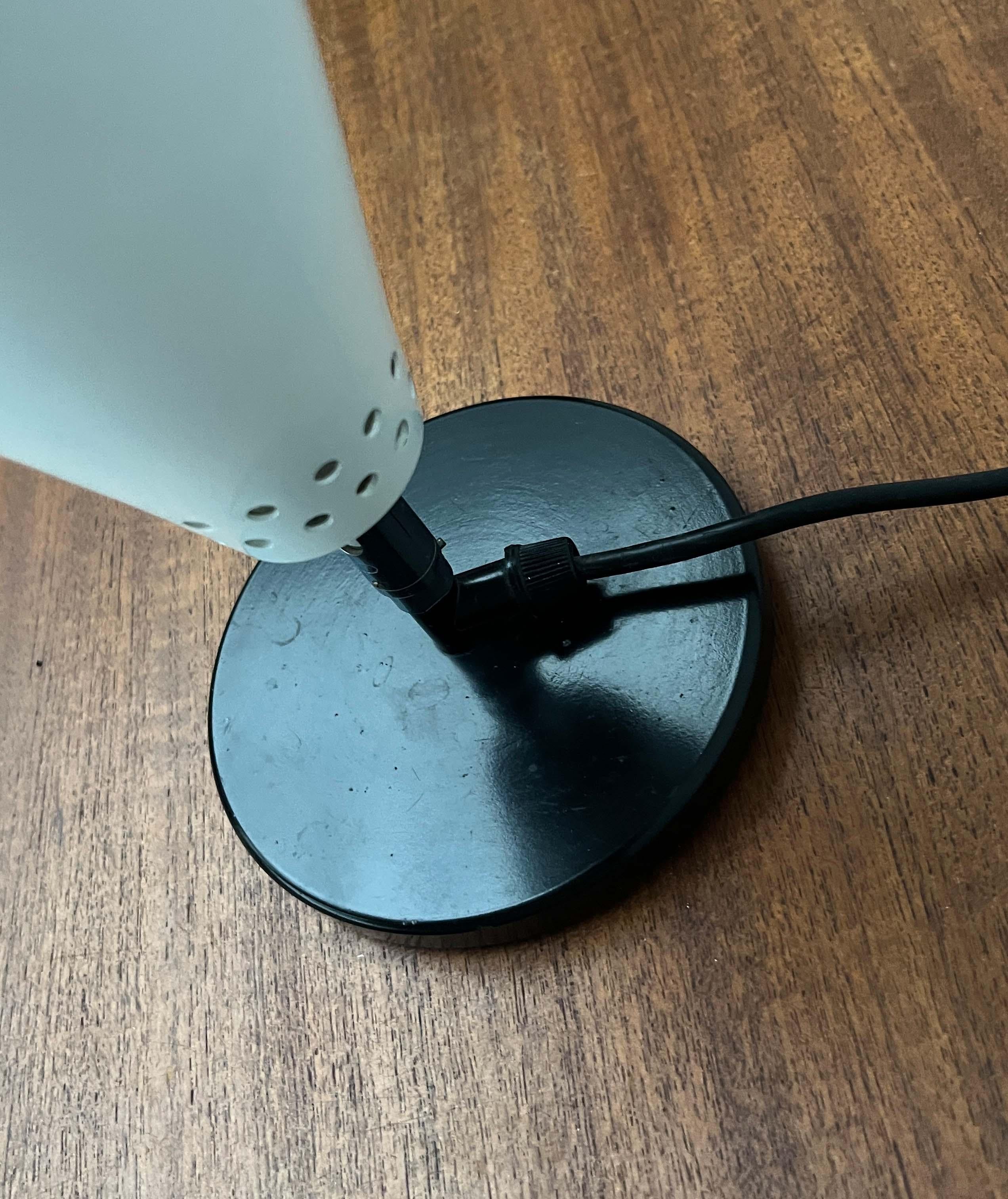 Lámpara de Sobremesa Minimalista de Embudo Moderno de Mediados de Siglo, Años 60 en venta 6