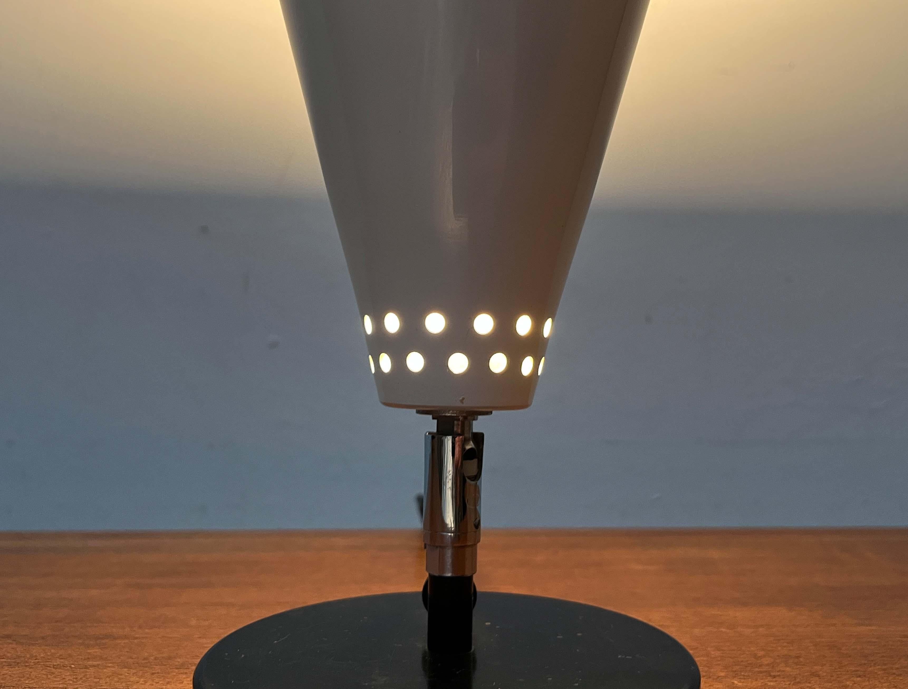 Lámpara de Sobremesa Minimalista de Embudo Moderno de Mediados de Siglo, Años 60 en venta 7