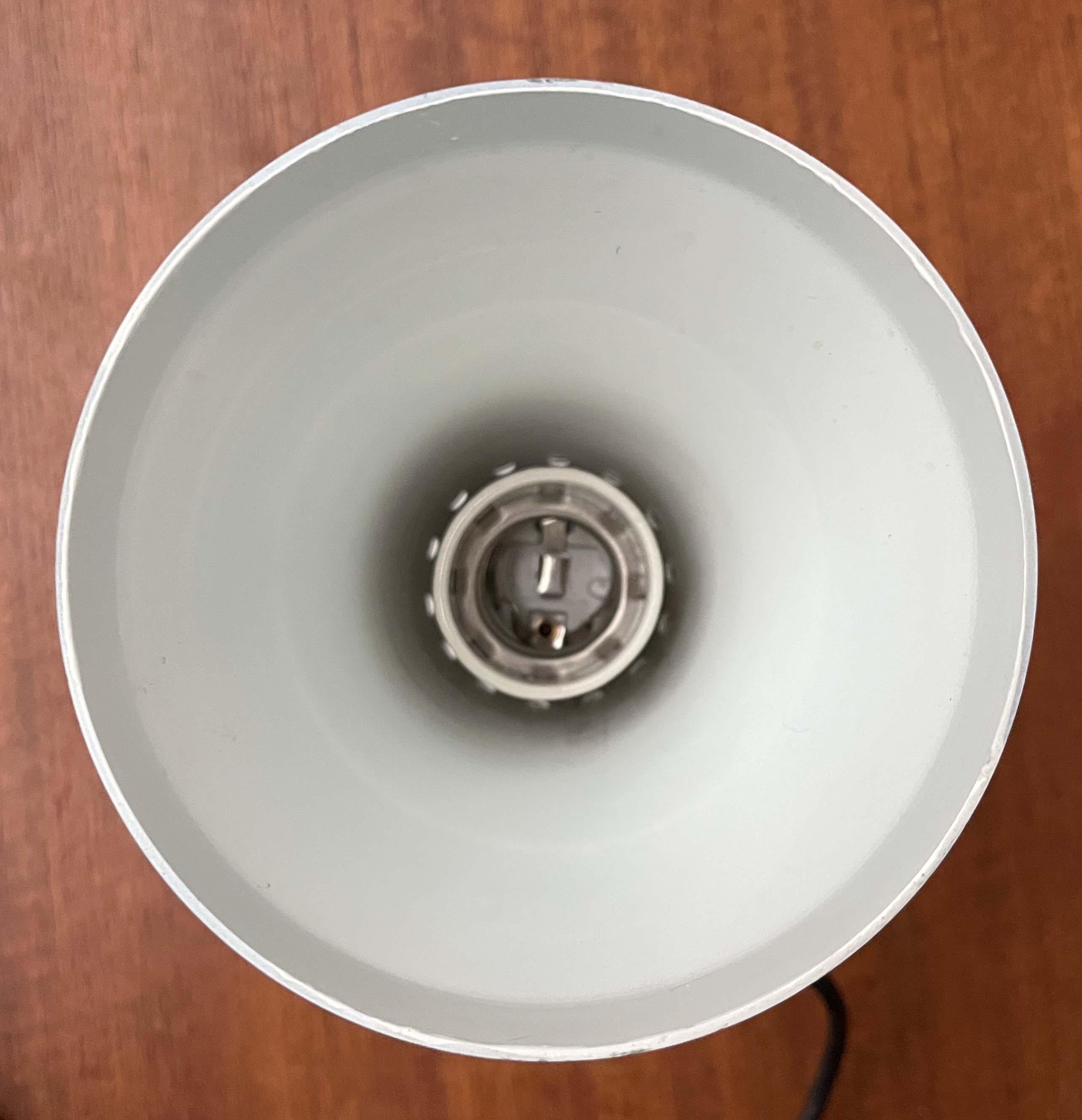 Lámpara de Sobremesa Minimalista de Embudo Moderno de Mediados de Siglo, Años 60 en venta 8