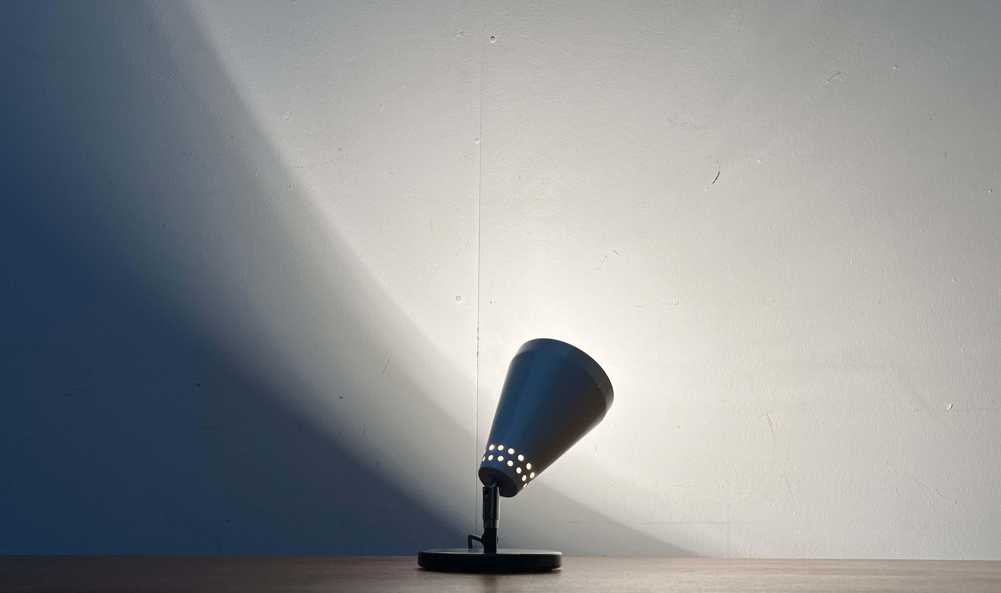 Lámpara de Sobremesa Minimalista de Embudo Moderno de Mediados de Siglo, Años 60 Moderno de mediados de siglo en venta