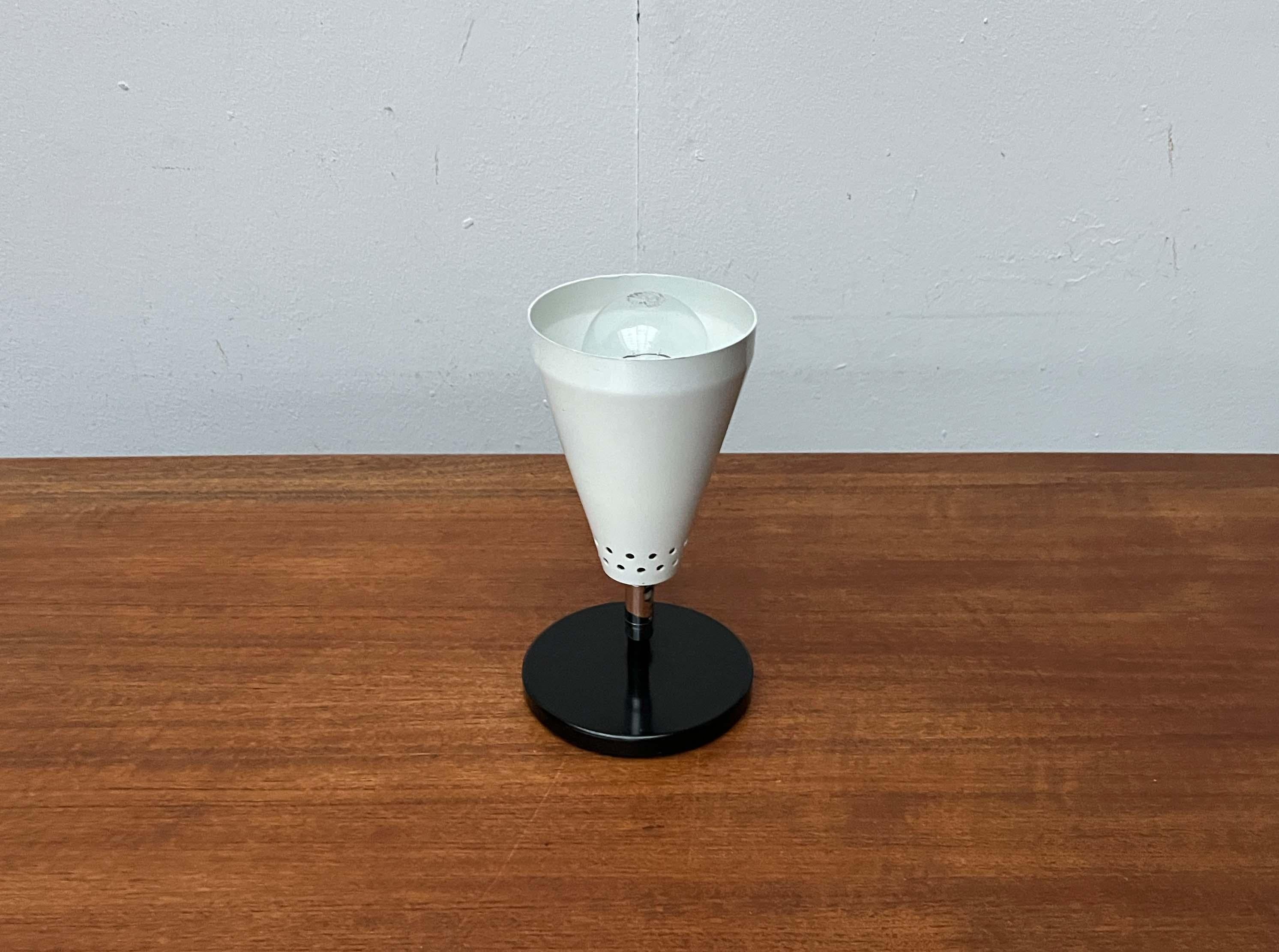 Lámpara de Sobremesa Minimalista de Embudo Moderno de Mediados de Siglo, Años 60 Europeo en venta