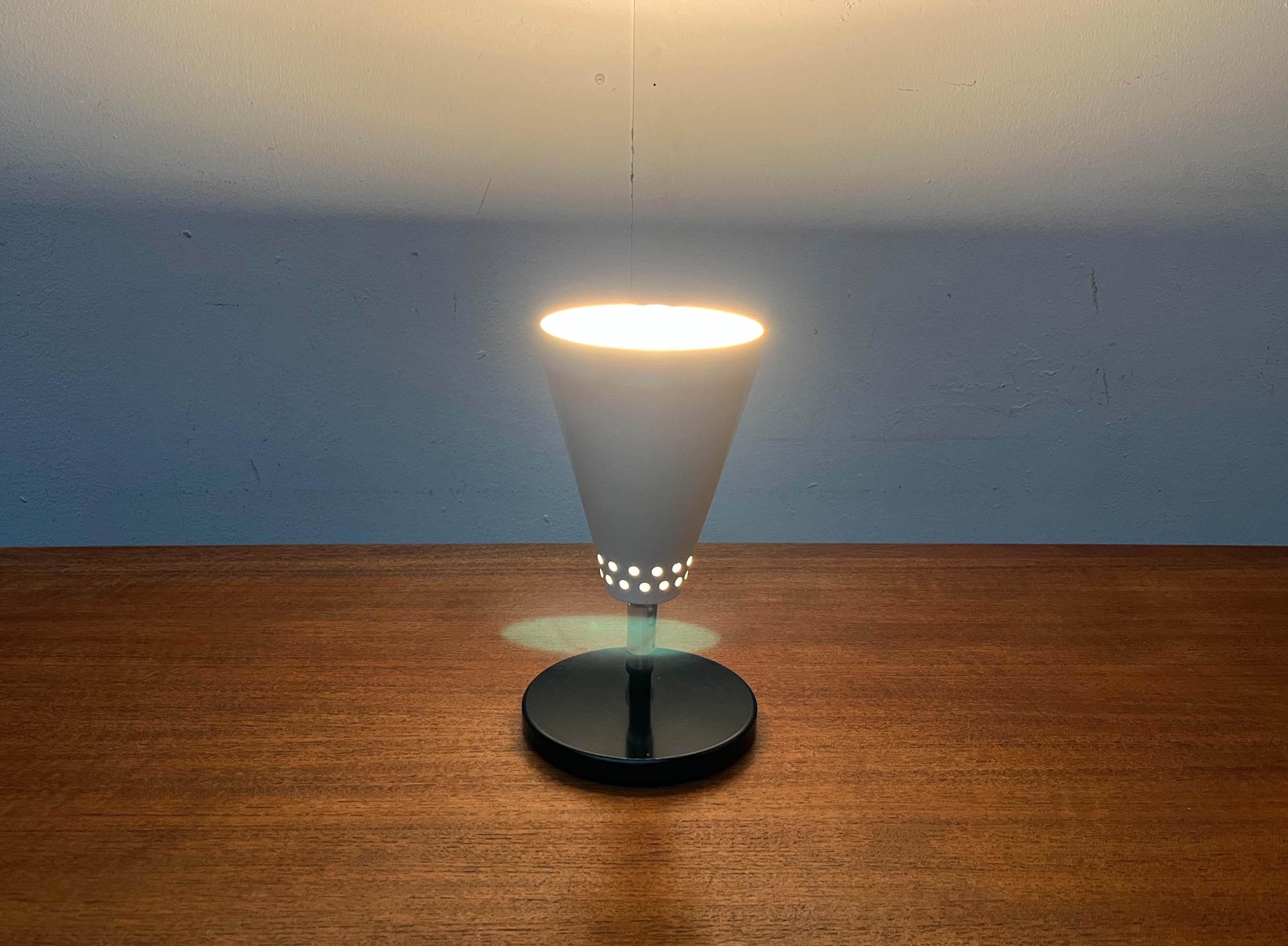 Lámpara de Sobremesa Minimalista de Embudo Moderno de Mediados de Siglo, Años 60 en Bueno estado para la venta en Hamburg, DE