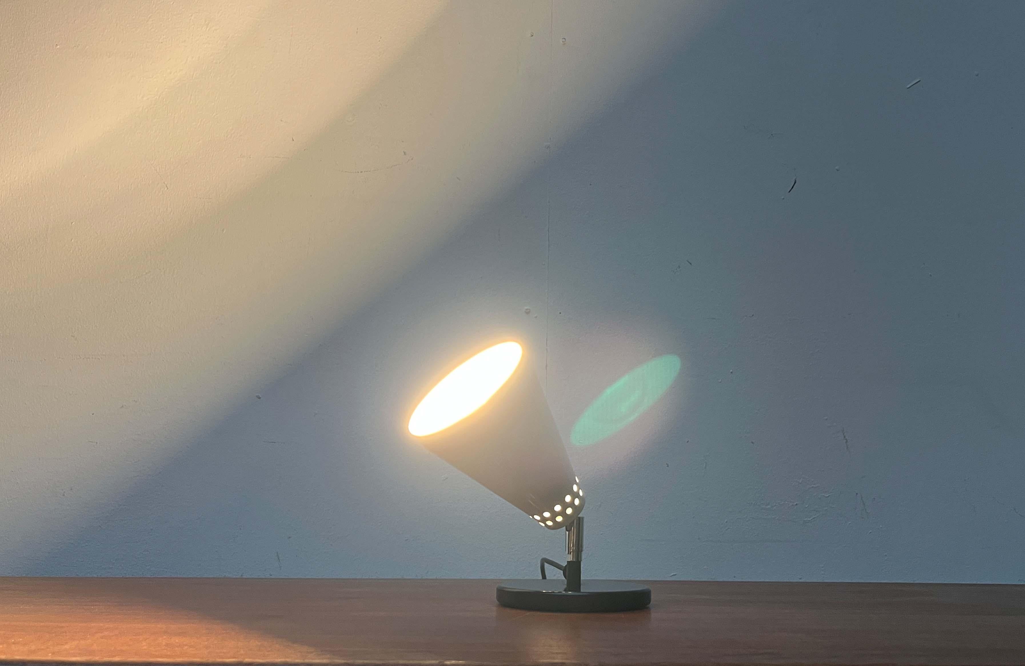 Lámpara de Sobremesa Minimalista de Embudo Moderno de Mediados de Siglo, Años 60 mediados del siglo XX en venta